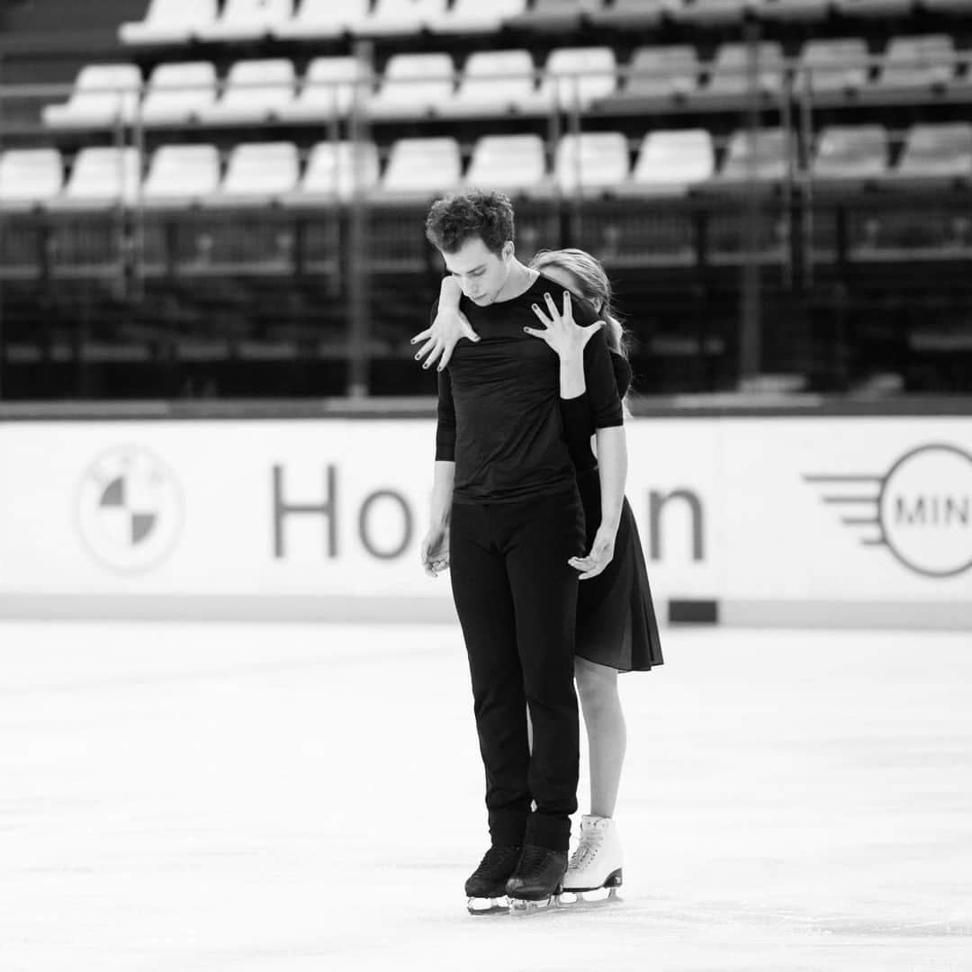 ルイ・トーロンのインスタグラム：「Back on the ice in Milan 😎 !  #patinage #patinageartistique  #patinagemagazine #figureskating #iceskating #фигурноекатание #フィギュアスケート #isu #ffsg #patinajeartístico」
