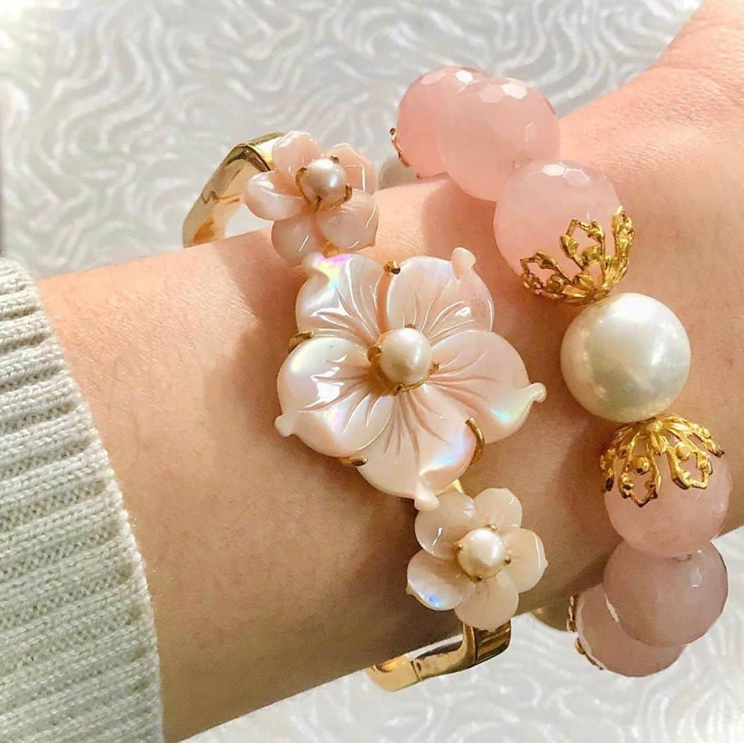 バウンキットさんのインスタグラム写真 - (バウンキットInstagram)「Friday look . . . . . . . . #motherofpearljewelry #bracelets #jewelry #strechbracelets #pearls #handmadejewelry #custumizablejewelry #semipreciousjewellery #beadsbracelet #madeinnyc #trend #armcandy」1月9日 0時33分 - bounkitnyc