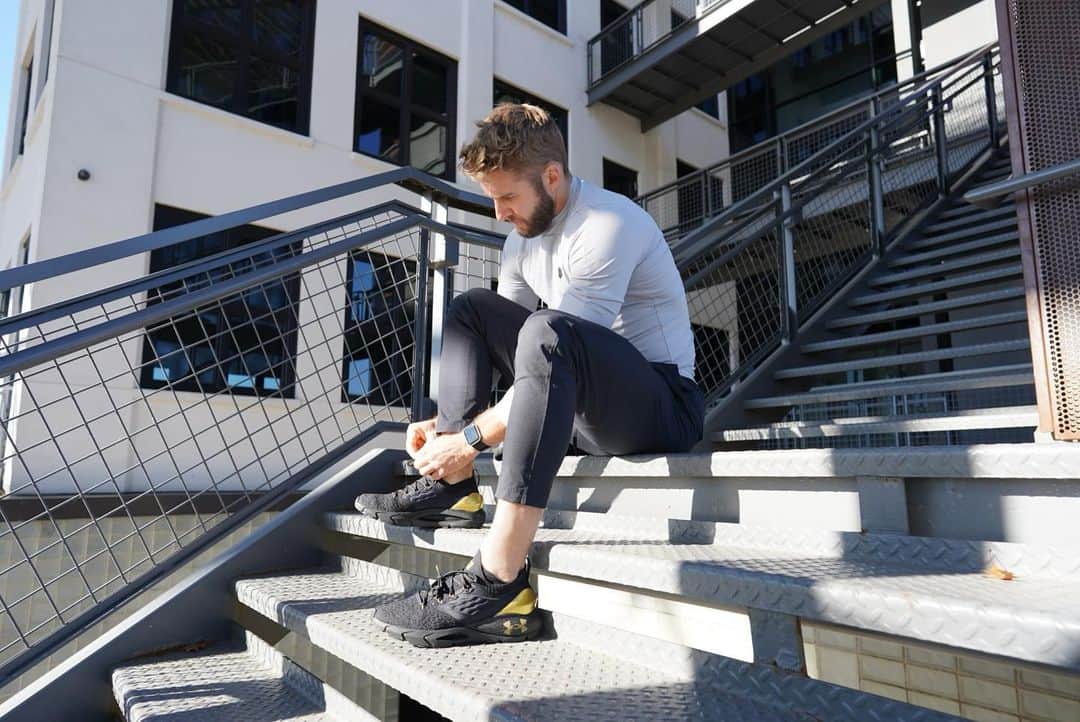 ショーン・ブースのインスタグラム：「Trying to take advantage of this nice weather when we have it! Stair work is always a fun way to get some cardio in 💪🏼 and I figured this would be a perfect way to break in these new @underarmour HOVR Phantom 2 running shoes! Regardless if I'm training at @boothcampgym or getting in some outdoor cardio like today - comfort & performance are always critical! Check them out in my story for more details! #uahovrphantom2 #ad」