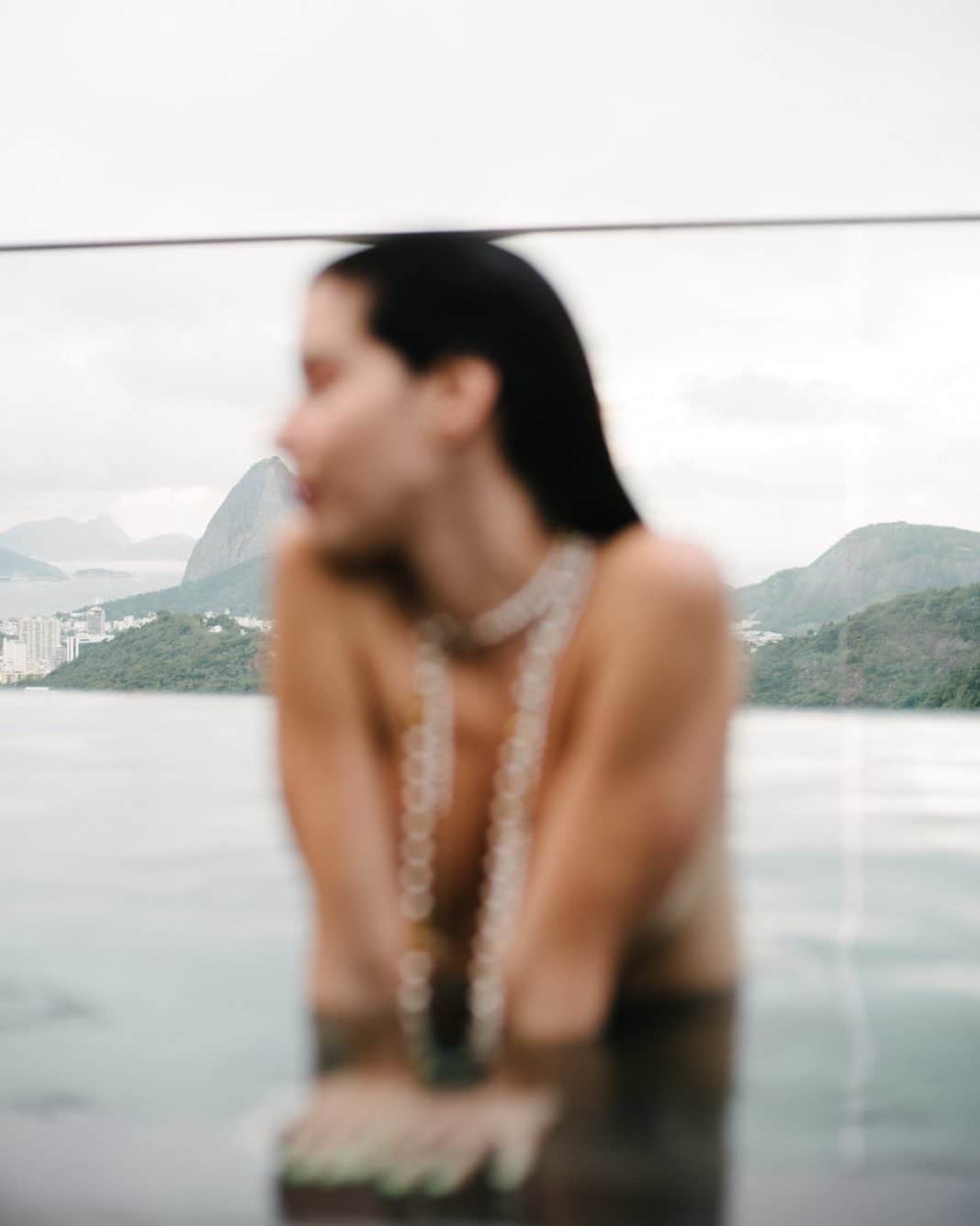 のインスタグラム：「venha fds ✨ ph: @noodlesallday / essa vista surreal é do  @casa_marques_rj, lá em Santa Teresa! Fiquei apaixonada por esse hotel no Rio! #ccorio」