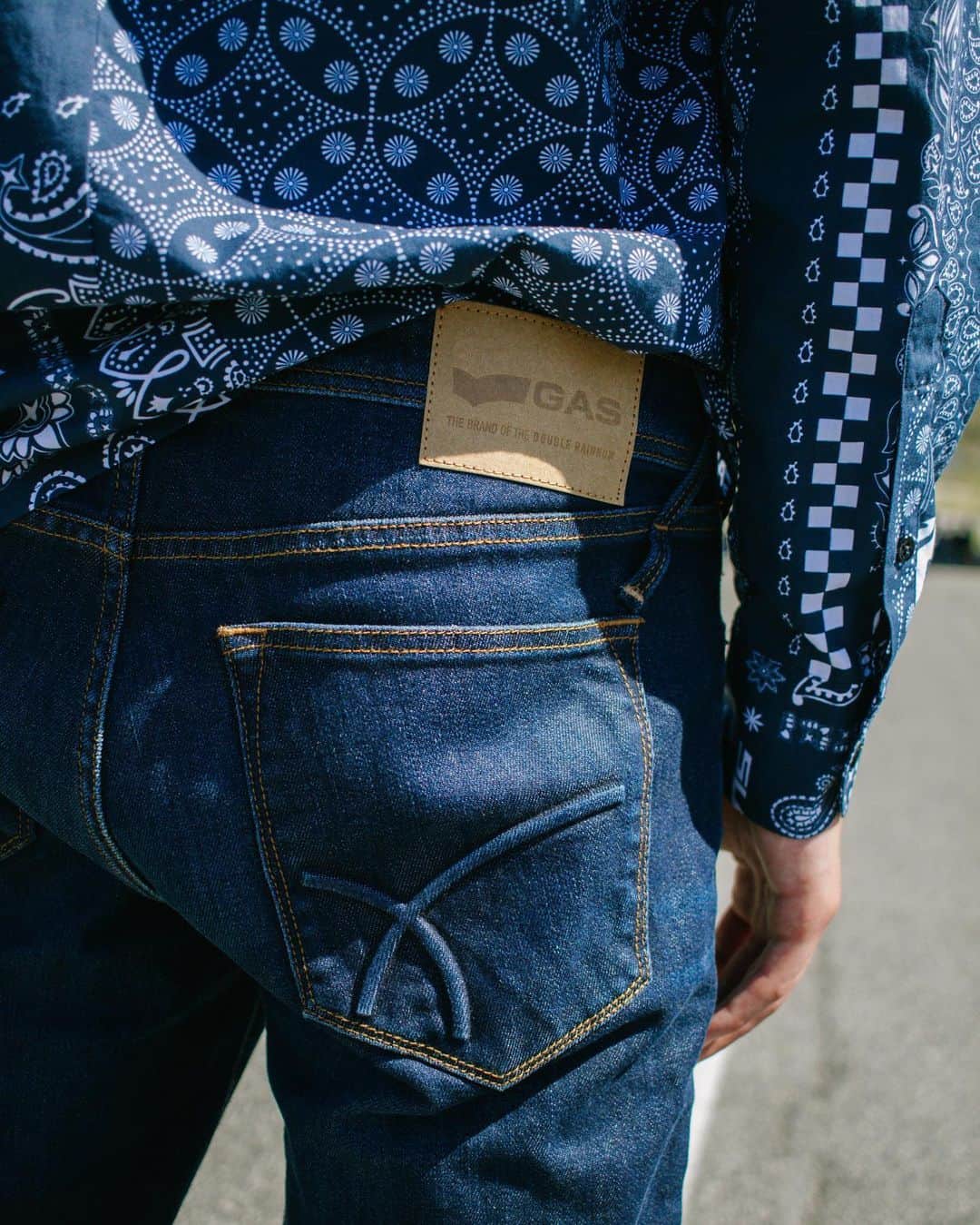 ガスさんのインスタグラム写真 - (ガスInstagram)「The rugged, authentic look of the traditional denim fabrics  meets the most advanced technology of the Tri-blend canvas for a true vintage look and a super comfortable fit, perfectly suited to the post-modern lifestyle. Get ready for your next adventure.  #GASjeans #GASss21 #denim #triblend #denimlovers #TrueBlue Credits: @editstudio_ @a_marolda @eleonoragaspari_ @mattialaplaca」1月9日 0時38分 - gasjeans