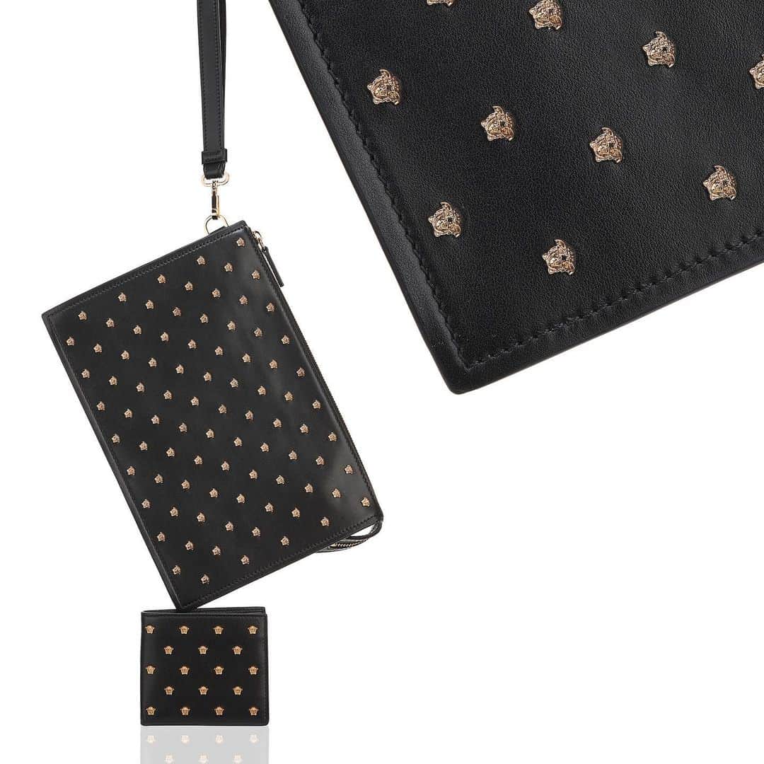 ジャンニヴェルサーチのインスタグラム：「Micro Medusa - the latest accessories for him are studded with gold-tone Medusa heads. Shop the collection through the link in bio.」