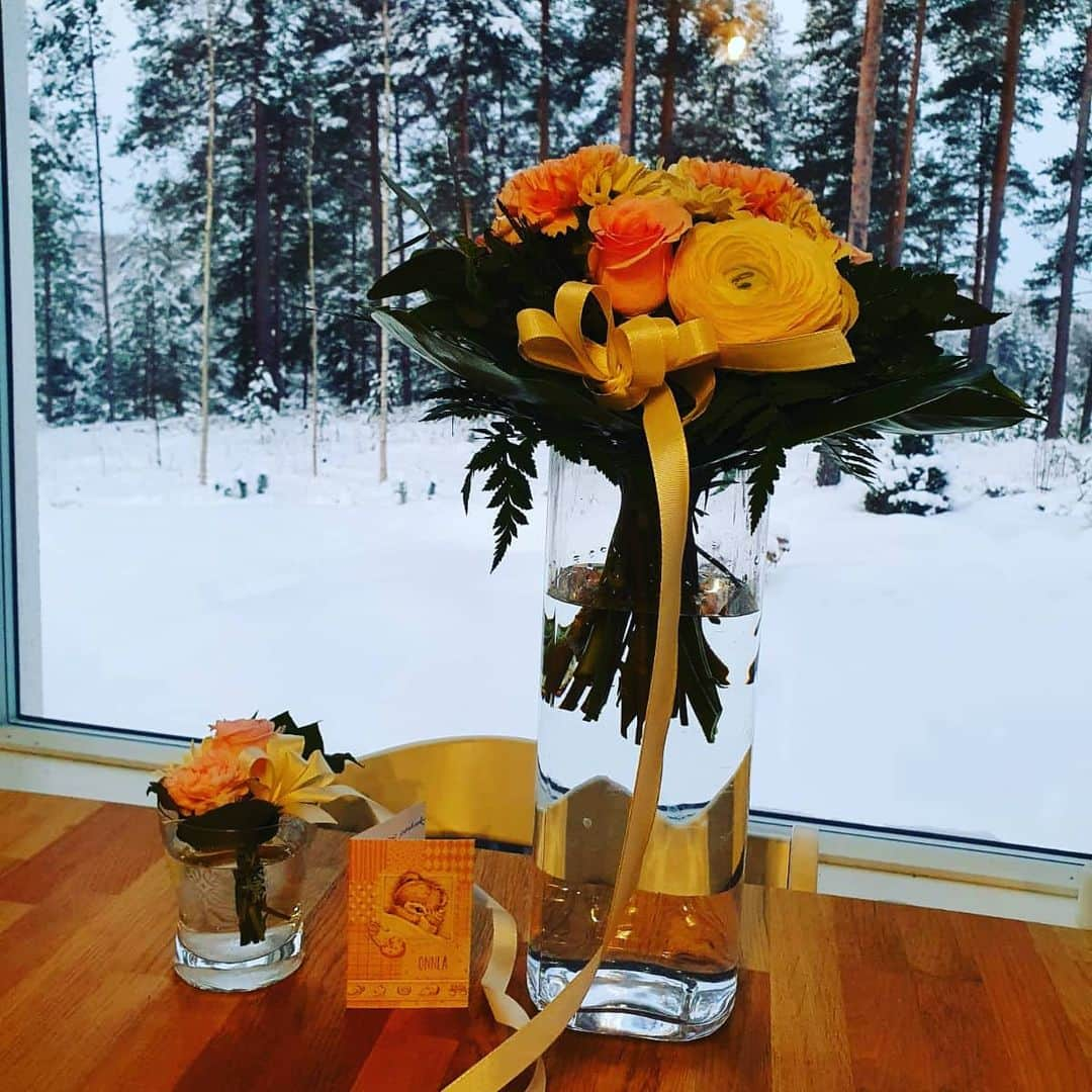 ヴァルター・ヴィルタネンのインスタグラム：「Huge thanks for the beatiful flowers @skatingfinland  Our princess was born at 5.1. She, mom (and dad) are doing just fine 🥰🥰🥰  #skatingfinland #daddy#babygirl」