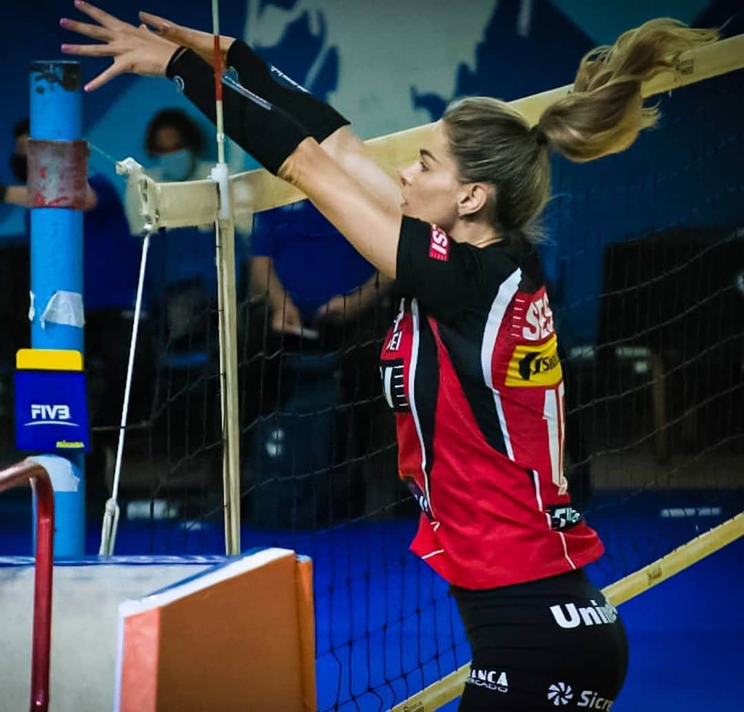 SuelleOliveiraのインスタグラム：「HOJE É DIA DE JOGO!  Sesi Volei Bauru x Pinheiros 16:30 com transmissão no @sportv  #superligafeminina #returno #volei #voleibol #jogo #sesivoleibauru #torcida #jogoemcasa   O fotógrafo responsável me avise para que eu possa colocar os créditos da foto.」