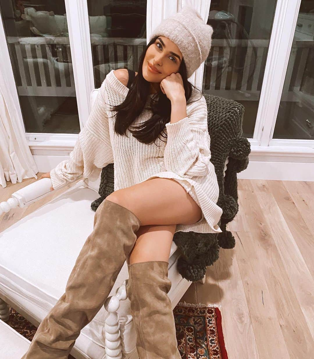 Sazan Hendrixさんのインスタグラム写真 - (Sazan HendrixInstagram)「The temperature has dropped. Hopefully Amari won’t mind having a frappucino 🥶🍼🤣 #cornymomjokesfordays #momlife」1月9日 0時53分 - sazan