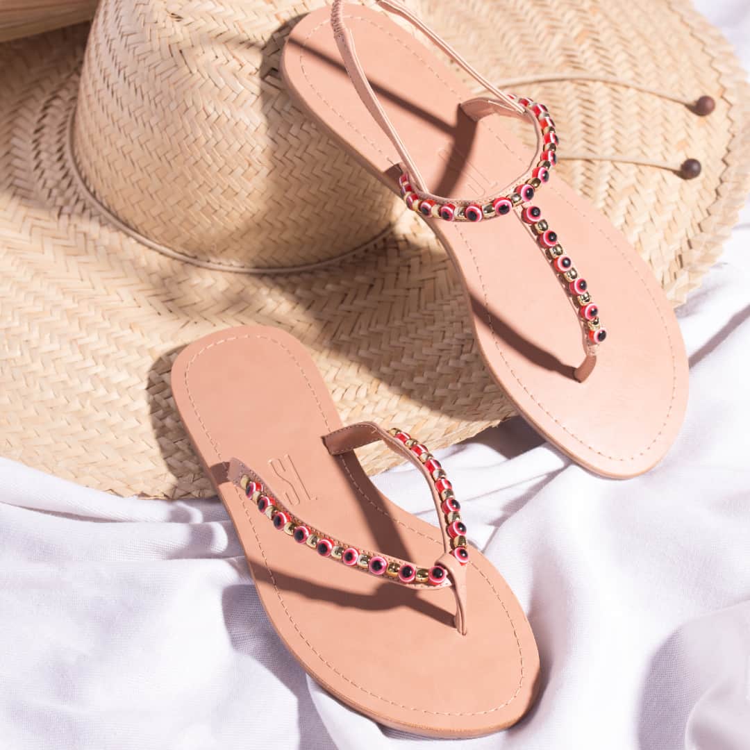 Santa Lollaのインスタグラム：「Disponível em duas versões diferentes - thong ou rasteira - as sandálias de olho grego são charmosas na medida. Qual a sua favorita? [ Rasteira R$149,90 • Thong R$169,90 ] #santalollaverao21 #goodvibes #evileyes #greekeye #nazar」