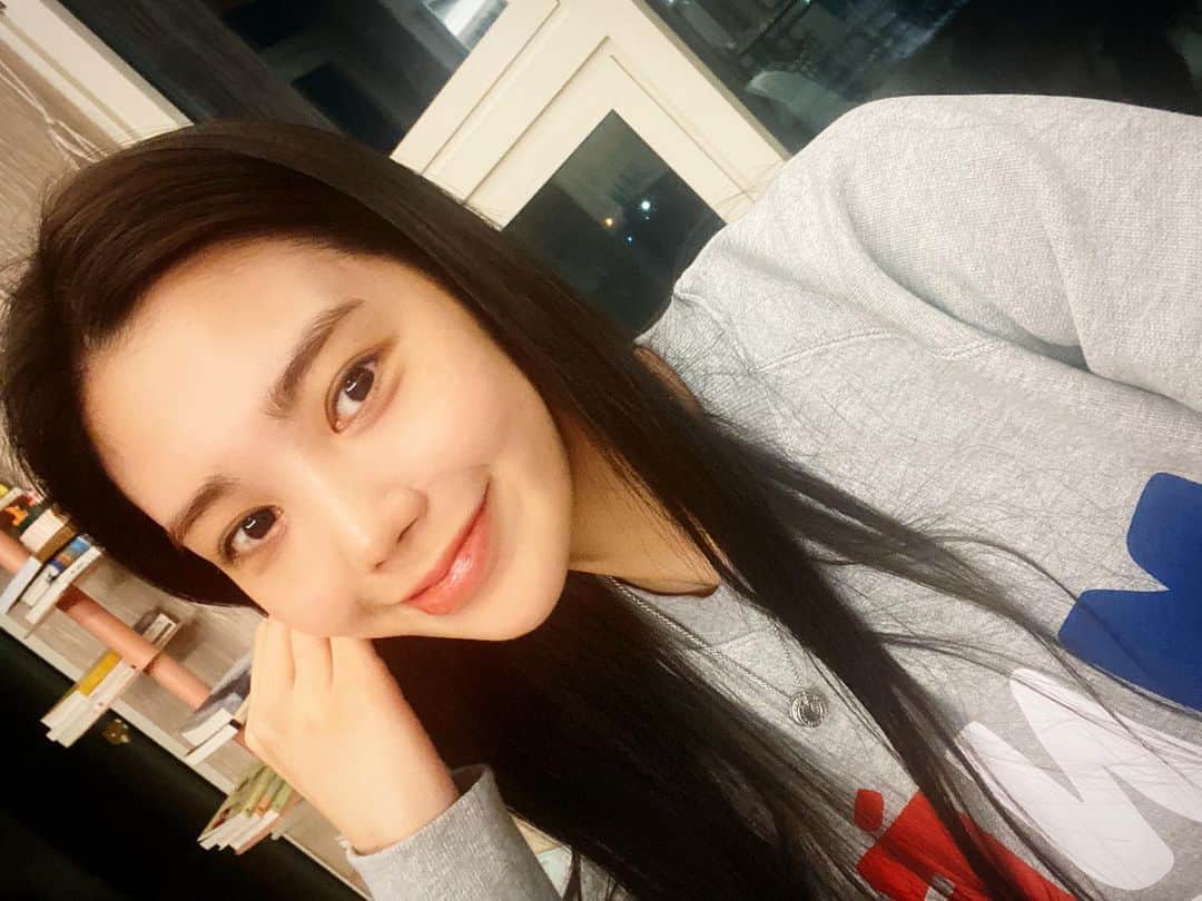 リジ のインスタグラム：「다원이네 집❤️ @urbanzakapayongin @eunjuri  집밥이랑 마라어복쟁반 고마워😭😭😭 참 옷은 @maniere.official」