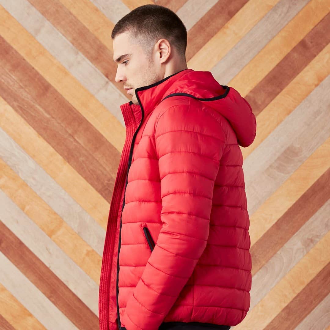 ペリーエリスのインスタグラム：「Its cold out there. Stay warm and stylish in the packable and lightweight Hooded Puffer Jacket. #LifeReadySince1976」