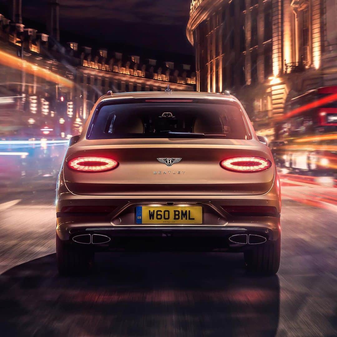 HYPEBEASTさんのインスタグラム写真 - (HYPEBEASTInstagram)「@hypebeastcarclub: @bentleymotors has unveiled a new version of its Bentayga plug-in hybrid vehicle. Much like its predecessor, the car pairs an electric motor with a traditional 3.0-liter twin-turbocharged V6 engine to push out a combined 443 horsepower and 516 pound-feet of torque. It also carries the same 17.6kWh lithium battery pack as the previous model, which gives it an effective range of 31 miles when running fully on electric. Learn more info about it via the link in out bi and expect it to launch in the U.S. by mid-2021, with a starting price of roughly $183,000 USD.⁠⠀ Photo: Bentley」1月9日 0時59分 - hypebeast