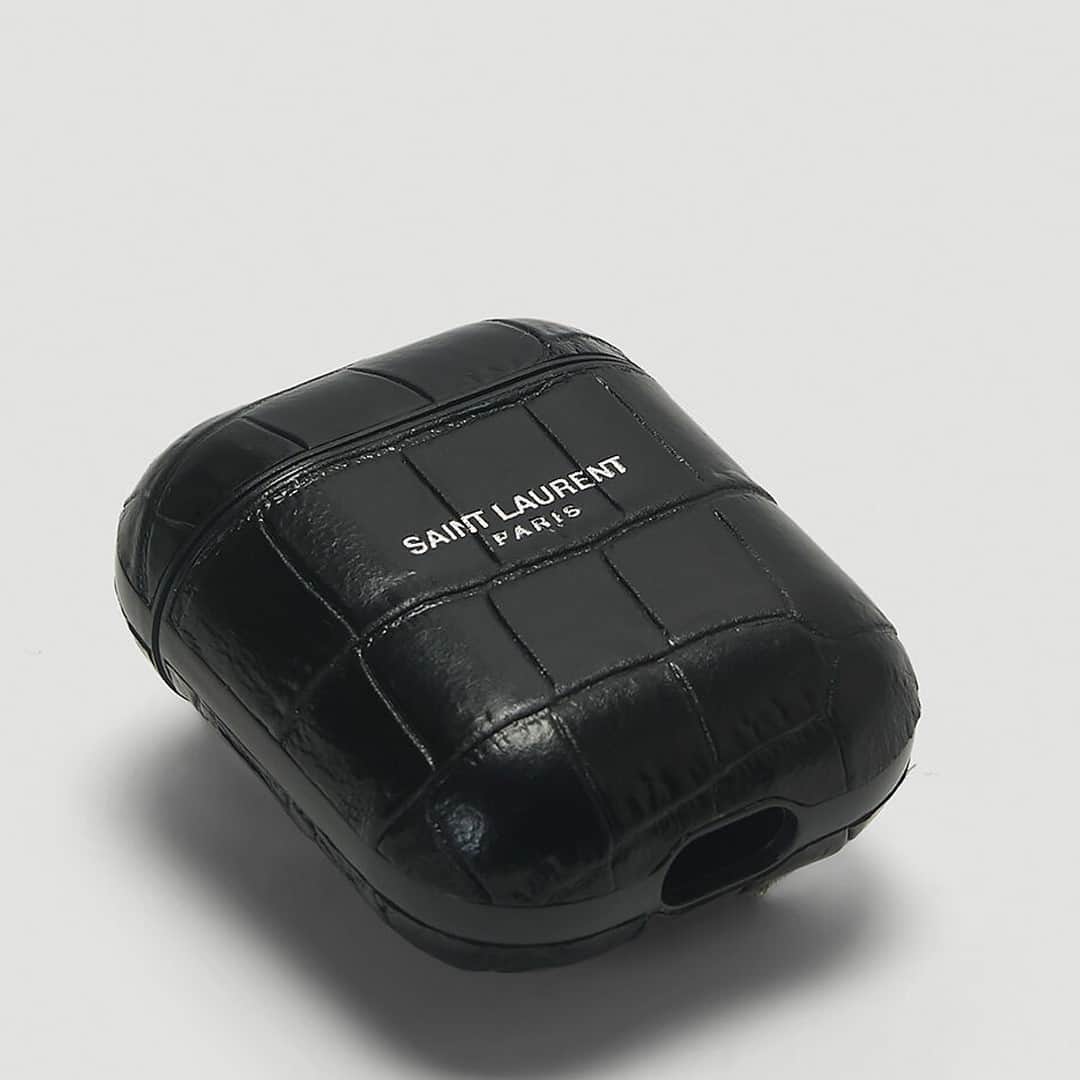 エルエヌシーシーのインスタグラム：「Safely stow away your AirPods in Saint Laurent's Embossed Leather AirPods Case, finished with a snap closure and logo-engraved clip. @ysl」