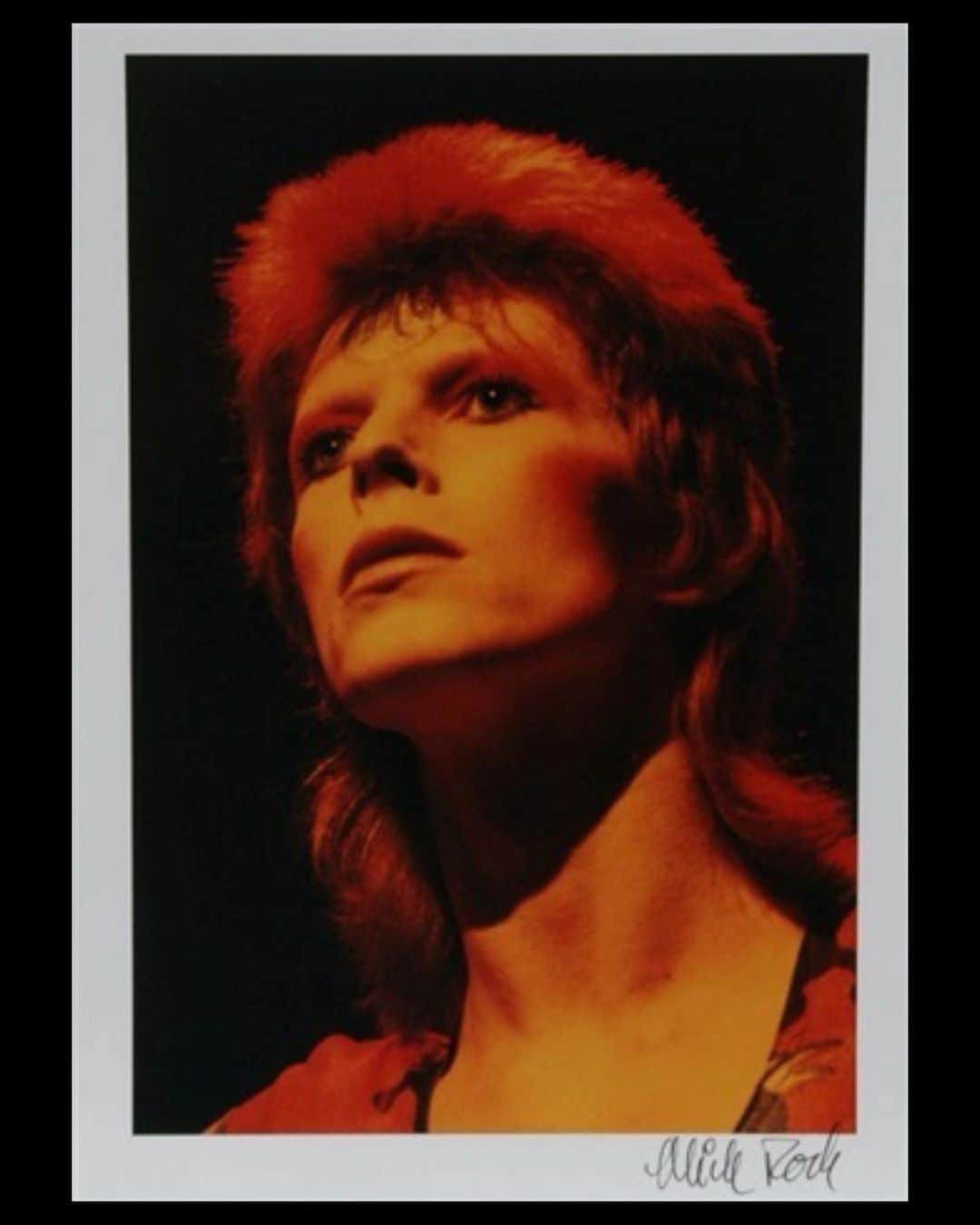デイジー・ロウのインスタグラム：「Happy birthday hero 📸 @therealmickrock #davidbowie」