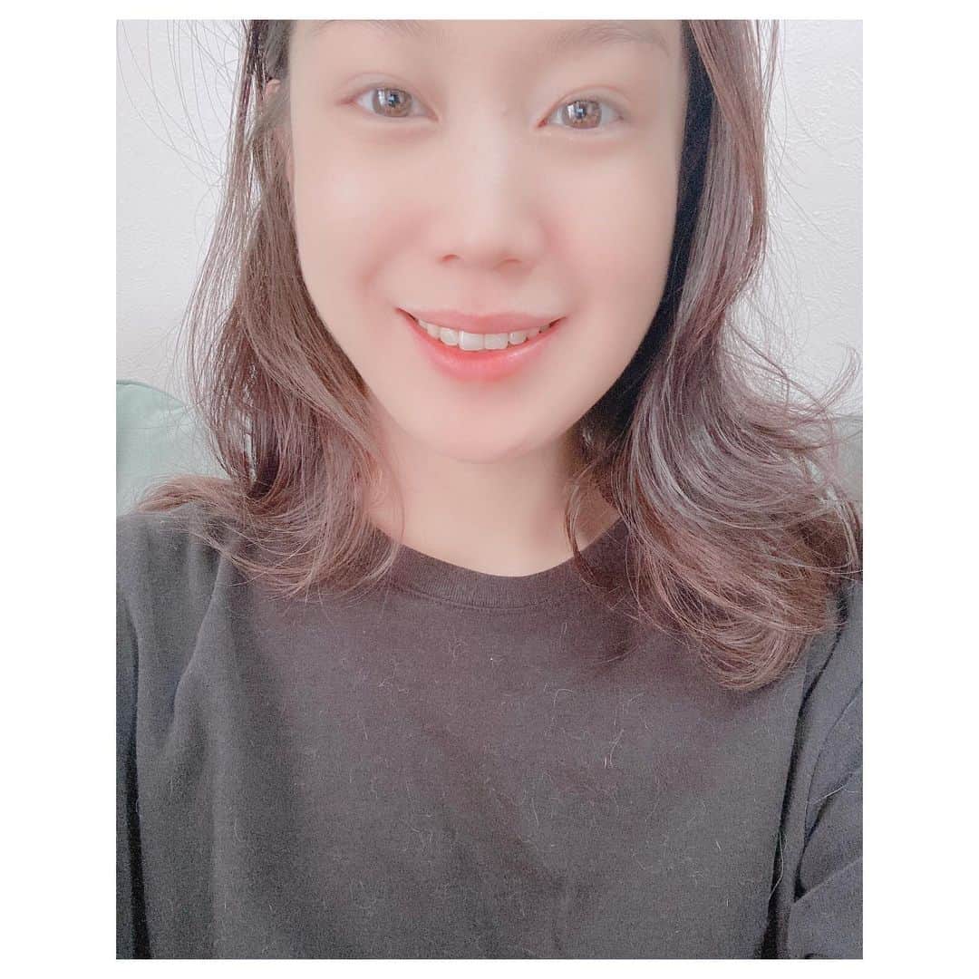 キタキマユのインスタグラム：「親知らず抜歯、3日目🌸✨  順調にほっぺが腫れております😂✨✨✨  最後の親知らずなので、もはや記念投稿💡✨  2日目が一番腫れると聞きましたが、本日3日目の腫れ具合すごいです😱💖 明日はもっと腫れるのかな！？  そんなおたふくソースのような顔の私のお膝の上で、ひたすら丸くなるしずくさん🐈🌈✨  親知らず抜いて腫れたのは初めてでしたが、痛みが思ったより少なくて良かった😭💖  長年頑張ってくれて、ありがとう✨🤲✨  #親知らず #抜歯  #ほっぺ腫れてるよ  #3針縫ったよ  #おたふくソースのような顔になりました 😂😂😂 #長年ありがとう ✨🤲✨ #新年の一大イベント 🎍✨✨✨ #しずくはお膝で丸くなる 🐈💖 #kitakimayu #キタキマユ」