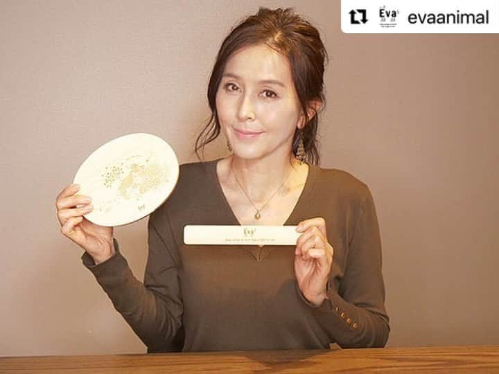 杉本彩さんのインスタグラム写真 - (杉本彩Instagram)「#Repost @evaanimal with @make_repost ・・・ Evaオリジナルグッズ新商品のご紹介！！＆Eva Online Shop リニューアルオープン！  2021年Evaオリジナルグッズ新商品のご紹介です！  今回も、使い捨てプラスチックの使用削減を目指し、木のぬくもりに溢れた「曲げわっぱ」「箸・箸箱セット」「スプーン＆フォークセット」を製作しました！  「SAVE THE OCEAN～海を守ろう！～」をテーマに、曲げわっぱの蓋部分には、細やかな模様を施した「お魚」をデザイン！ 箸箱の蓋部分と、スプーン＆フォークセットの柄には、Evaのロゴをあしらいました。  環境にできるだけ負荷をかけない。 有限な資源を無駄にしない。 そういった製品を選択して使うことこそが、現代社会を生きる私たちに求められています。  こちらのお弁当に最適な3点セット是非お使いになってみてください！  そして、この度、Eva Online Shopもリニューアルオープンいたしました。  オリジナルグッズのご購入で是非Evaを応援してください！！  ■Evaオリジナルグッズ新作ラインナップ2021 http://www.eva.or.jp/newarrival2021  ■Eva Online Shop https://eva.buyshop.jp/  #Eva Online Shop #曲げわっぱ #箸・箸箱セット #箸スプーン＆フォークセット #動物環境福祉協会eva #杉本彩」1月9日 1時21分 - sugimoto_aya0719