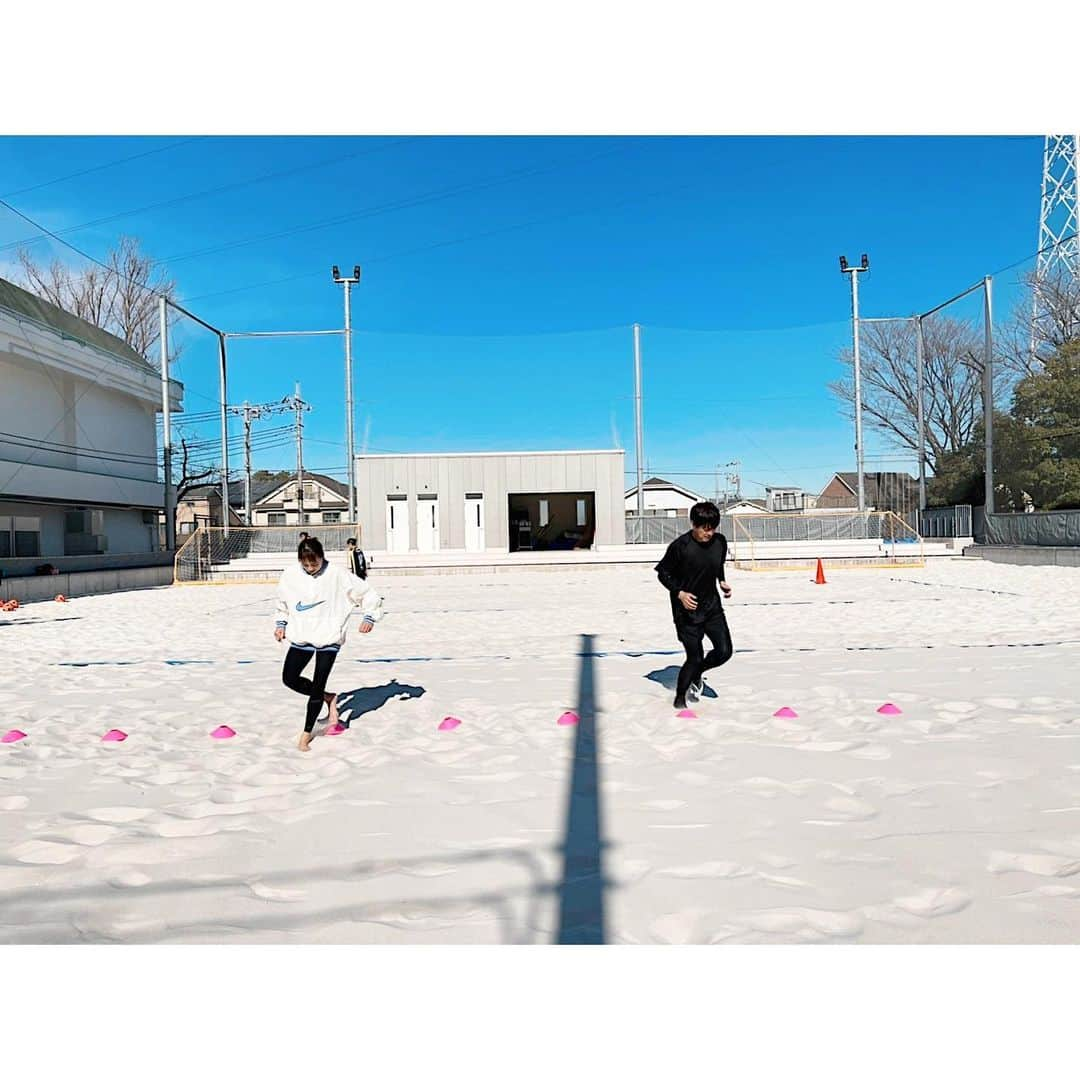 岡部紗季子さんのインスタグラム写真 - (岡部紗季子Instagram)「“ #beachtraining #ビーチトレーニング #🏖 . Thank you!! 🏃‍♂️ @akira_matsumori 📸 @hosodaaya . . . 腰が痛くなってから3週間... 体操もパルクールも全くできなくなり😱😱 苦手の中の苦手な下半身を鍛えることにしました👍🏽👍🏽 早くパルクール復帰できるように😭🙏🏽 . ビーチコートは砂で足元柔らかい分、 腰の負担も少なく思いっきり体動かすことができ、 久しぶりに痛みを気にせず、 普段やらないトレーニングを見てもらいました😂✨ 松森さんありがとうございました🙇🏻‍♂️✨ . . これから復帰まで頻繁にここでトレーニングするので 興味ある方一緒にトレーニングしてください😊🙏🏽✨ 半面使えるのでー！！ . . . そしてW.O.Eで大変お世話になっている 代表の松森さん、あやさん 寒い中本当にありがとうございました🙇🏻‍♂️✨ . いつもサポートをしていただいてありがとうございます！ お二人からたくさんのことを勉強させてもらっています！ いつか形で返していけるように🙏🏽🙏🏽 頑張らなきゃーーー！！ .」1月9日 1時13分 - sakiko_okabe516