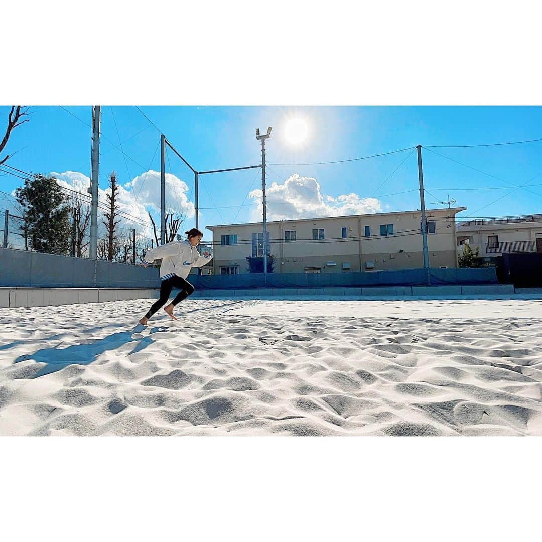 岡部紗季子さんのインスタグラム写真 - (岡部紗季子Instagram)「“ #beachtraining #ビーチトレーニング #🏖 . Thank you!! 🏃‍♂️ @akira_matsumori 📸 @hosodaaya . . . 腰が痛くなってから3週間... 体操もパルクールも全くできなくなり😱😱 苦手の中の苦手な下半身を鍛えることにしました👍🏽👍🏽 早くパルクール復帰できるように😭🙏🏽 . ビーチコートは砂で足元柔らかい分、 腰の負担も少なく思いっきり体動かすことができ、 久しぶりに痛みを気にせず、 普段やらないトレーニングを見てもらいました😂✨ 松森さんありがとうございました🙇🏻‍♂️✨ . . これから復帰まで頻繁にここでトレーニングするので 興味ある方一緒にトレーニングしてください😊🙏🏽✨ 半面使えるのでー！！ . . . そしてW.O.Eで大変お世話になっている 代表の松森さん、あやさん 寒い中本当にありがとうございました🙇🏻‍♂️✨ . いつもサポートをしていただいてありがとうございます！ お二人からたくさんのことを勉強させてもらっています！ いつか形で返していけるように🙏🏽🙏🏽 頑張らなきゃーーー！！ .」1月9日 1時13分 - sakiko_okabe516