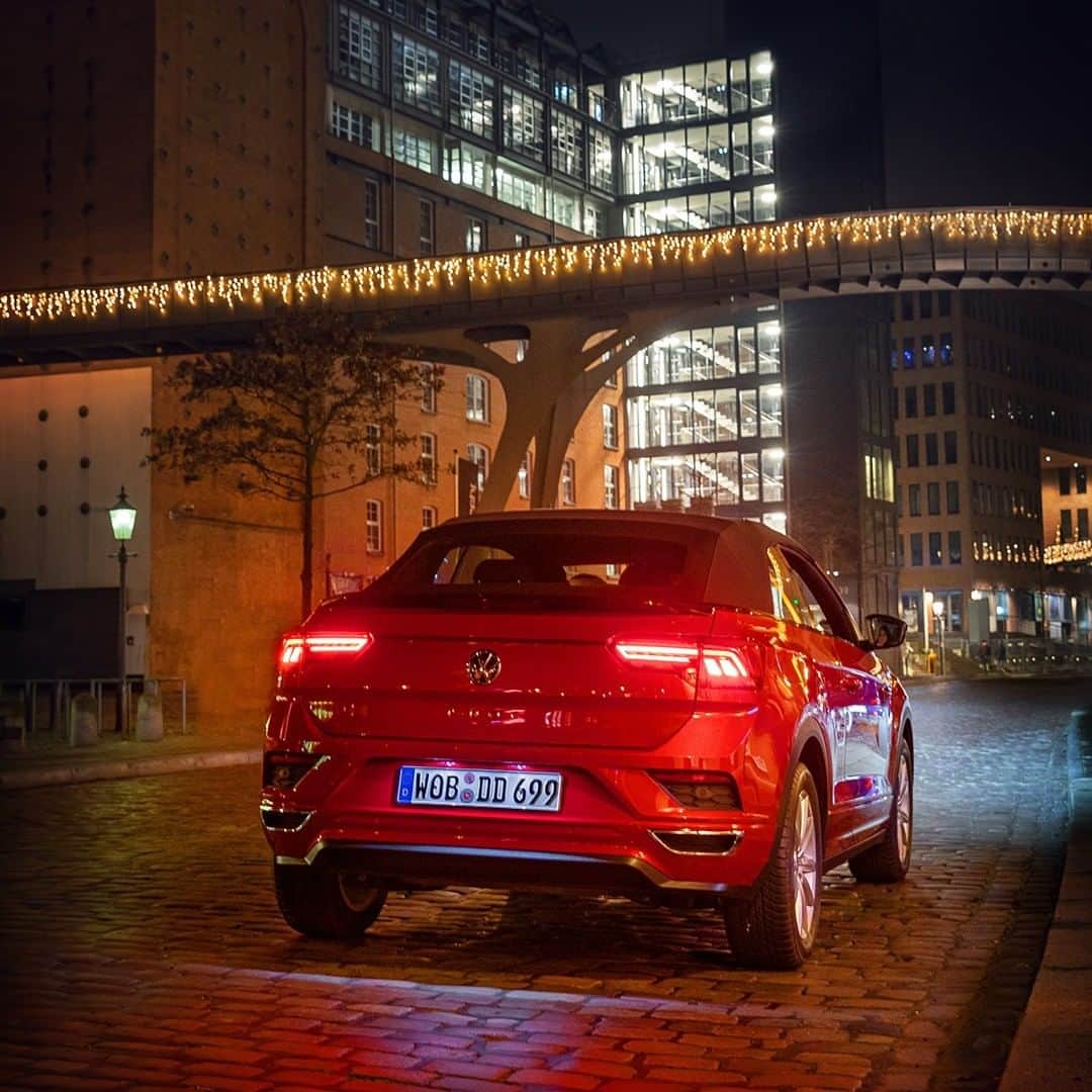 フォルクスワーゲンさんのインスタグラム写真 - (フォルクスワーゲンInstagram)「Still enjoying the winter lights. #night #nightlife #lights #vwtroc #volkswagen #vw」1月9日 1時15分 - volkswagen