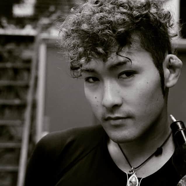 RyoNOAMiyakeのインスタグラム：「クジラのフレアビーストNOAという人間は私の中で昨年首都高で車に轢かれて死亡しました。 今は三宅諒としてお店等は全く別で本音でお話しします。  意識が戻ったとき 私の感性や表現などでは到底表せない地獄を味わいました 普通死ぬはずだった人間を生き返らせるのは肉体的に拷問に近い 一気に生きる事への考え方が変わりました。  沢山の人はこういう、「生きてて良かった」 でも私は強制的に現代の拷問を味合わせて 後遺症を残してまで無理やり生かす事の何が良かったのか疑問である！  むしろそのまま安らかに逝けたらどれだけ楽な事か たぶん毎日殺してくれと私以外でも頼むと思うくらい無理やり生かされる事が苦しいからだ。 人工呼吸器に繋がれて、体は動かない、栄養の入ったボトルの管から無理矢理の栄養補 給、色んなものは垂れ流しでオムツ 息をするだけで永遠に苦しい 身体を傾けるだけで激痛 少しだけベットを上げると失神 声が出ない、誰にも会えない おまけに幻覚、幻聴、不眠と来やがる  何より一生フレアが出来ないという現実は私の精神を破壊した  フレアだけを妄信して狂信して生きてきたわたしにのってのアイデンティティを全て破壊された  フレアが出来ない世界に生きる価値は無い  人がどんな意思で生きようと勝手で、これから変わる事もない。  健常者の人には一生分かり合えないと思う。  人が歩いてるのを見るだけで、妬ましくて殺意さえ湧いてくる  生きてたらいい事がある？ 生きてたら悪いことが増福する可能性はどこで排除した？！  私は毎日どうやったら死ねるのかや日本に安楽死は出来ないのか？ 等調べる毎日を送っている。  そうしないと今を生きる気力が持てないからだ  パラメダリストの方が安楽死のある国で安楽死を遂げる際に、この選択肢が無かったら自殺をしていたと語っている。  安楽死反対派する人に問いたい  実際に貴方が耐えがたい肉体的、精神的苦痛が生涯続いたり 著しいQOLの低下 根治の見込みがない怪我や病気 そんな絶望感な状況に陥った時、積極的な安楽死は選択肢としてあるべきだと思いませんか？  逆に言えば病気や怪我になって死ぬほど苦しくて治る見込みもないのに安楽な方法はなく 最後の最後までこの世の地獄を味わい続けて死ねという事です。  勿論1秒でも生きたい方はそういう選択を勝手にしたらいい。それはそれで素晴らしい。  でも中にはそう出来ない社会復帰出来ない人も沢山いる。 ただ生きるしか選択肢がないから仕方なく他人に一生介助されながら延命される、、  そんな意思を希望も何もない状況で 選択肢が無いことが腹立たしい それも拒否するなら ようはなんとか未遂の可能性やさらなる後遺症を懸念して最後まで苦しんで自分でケリをつけろと言うことだ。  この世界は思ったより残酷過ぎて、もはや笑いがこみ上げて止まらない止まらない、今の私はリハビリ中突然笑いだして、誰とも仲良くしない、精神異常のいかれた野郎だと思われてると思いますw  そして 明日死ぬ為に今日を生きる日が毎日続く地獄を今も味わい続けている。　  この地獄は死ぬまで終わらない。」