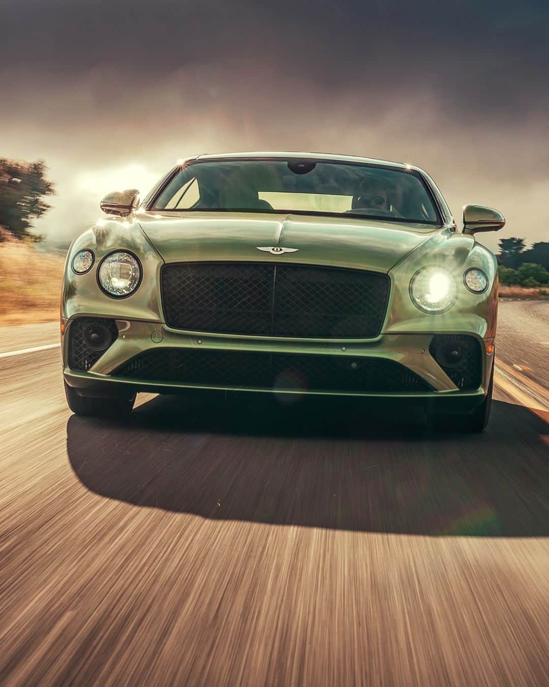 ベントレーさんのインスタグラム写真 - (ベントレーInstagram)「Power moves. The #ContinentalGT V8. _ #Bentley Continental GT V8 WLTP drive cycle: combined fuel consumption: 23.3 mpg (12.1 l/100 km), combined CO₂: 275 g/km」1月9日 1時30分 - bentleymotors