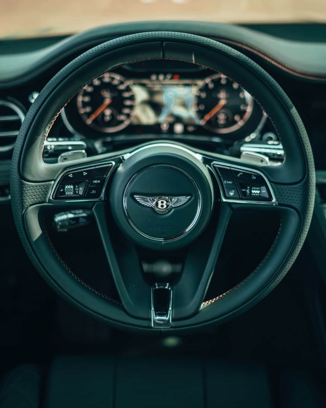 ベントレーさんのインスタグラム写真 - (ベントレーInstagram)「Power moves. The #ContinentalGT V8. _ #Bentley Continental GT V8 WLTP drive cycle: combined fuel consumption: 23.3 mpg (12.1 l/100 km), combined CO₂: 275 g/km」1月9日 1時30分 - bentleymotors