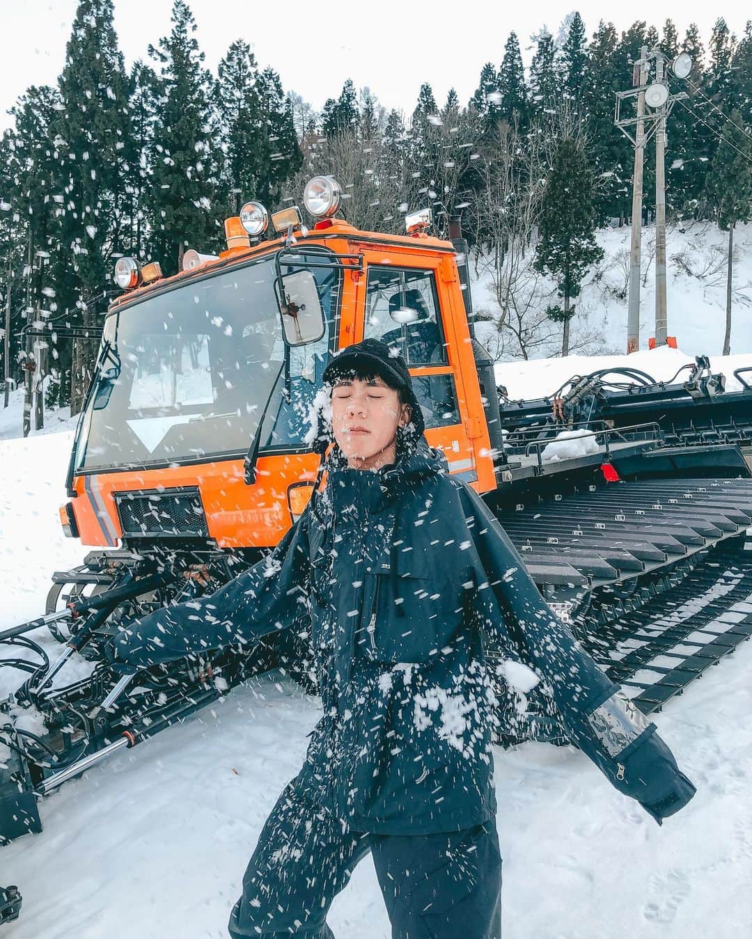 林東進さんのインスタグラム写真 - (林東進Instagram)「看大家都去看台灣的雪景好羨慕啊⛄️❄️ 只好拿2019/1/16在日本🗾 滑雪的照片影片來過過乾癮🎿🏂⛷️ 好美好漂亮 雪白的世界🤍🤍🤍 （此時此刻在家吹暖氣追劇🤣）」1月9日 1時25分 - lingin1209