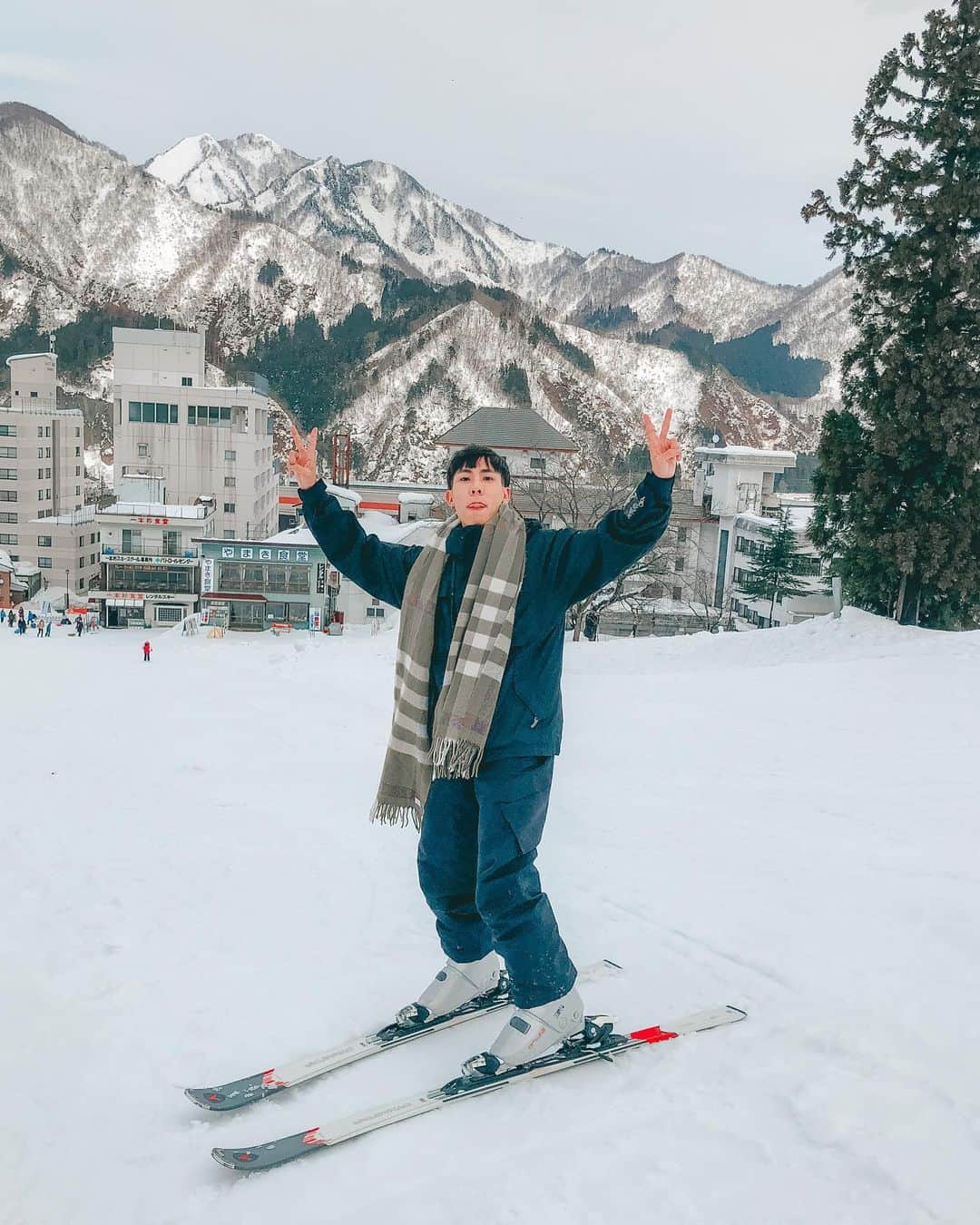 林東進さんのインスタグラム写真 - (林東進Instagram)「看大家都去看台灣的雪景好羨慕啊⛄️❄️ 只好拿2019/1/16在日本🗾 滑雪的照片影片來過過乾癮🎿🏂⛷️ 好美好漂亮 雪白的世界🤍🤍🤍 （此時此刻在家吹暖氣追劇🤣）」1月9日 1時25分 - lingin1209