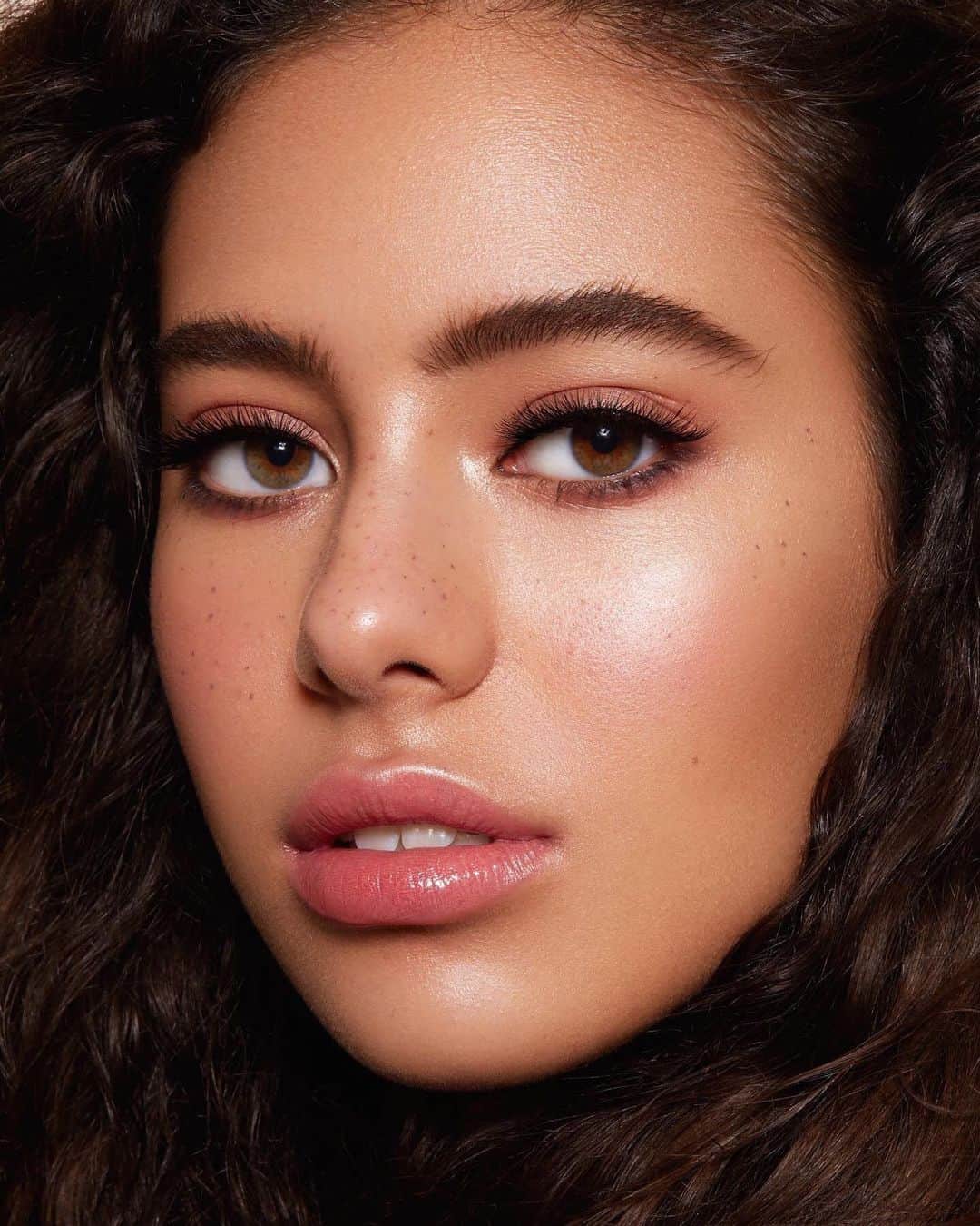NARSさんのインスタグラム写真 - (NARSInstagram)「It's cold out there. Warm up with Blush in coral and golden shimmer Torrid. #regram @hazel.hurley  Photographer: @hazel.hurley Artistry: @miramakeup Model: @jessicavpimitel」1月9日 1時31分 - narsissist