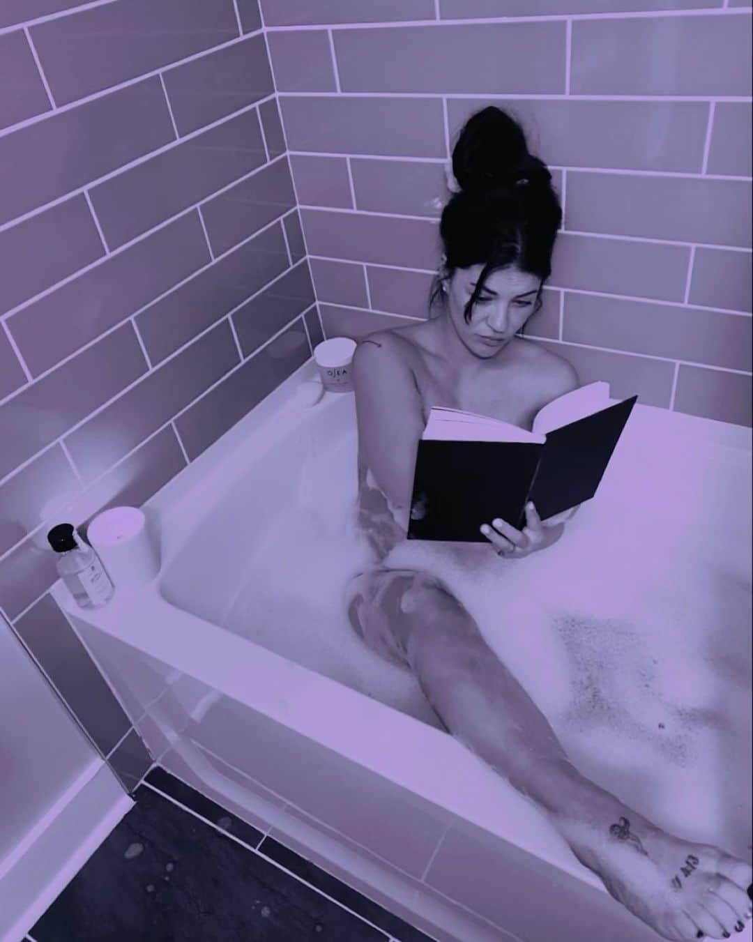 ジェシカ・ゾアのインスタグラム：「40 weeks and counting... #bubblebathday」