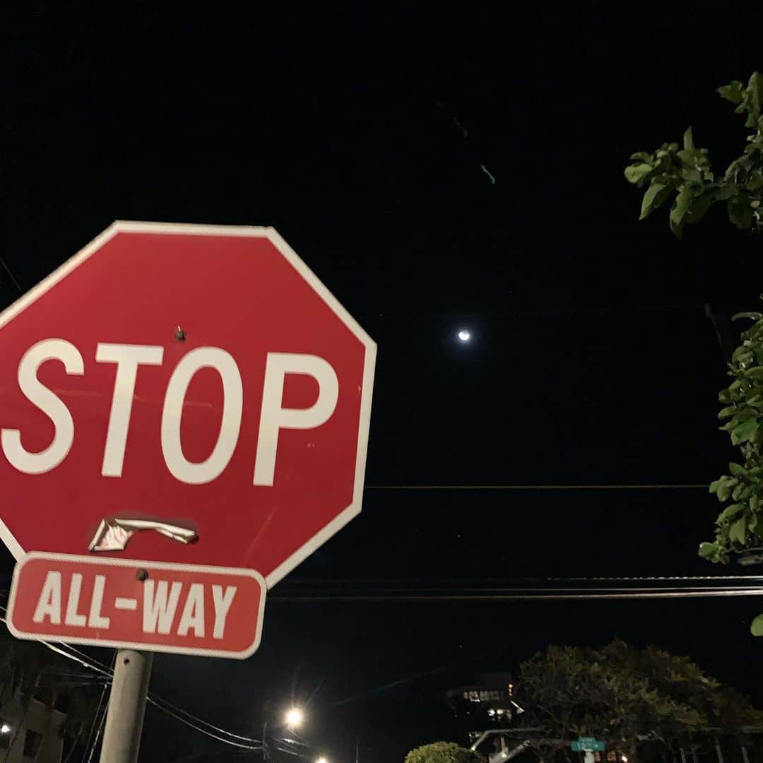 飯島寛子さんのインスタグラム写真 - (飯島寛子Instagram)「Crescent Moon 朝活仲間と待ち合わせ ひんやりした空気の中のランニングは気持ちよい #三日月　#srop #朝活　#黎明 #ハワイ暮らし　#ハワイライフ」1月9日 1時48分 - hirokoiijima