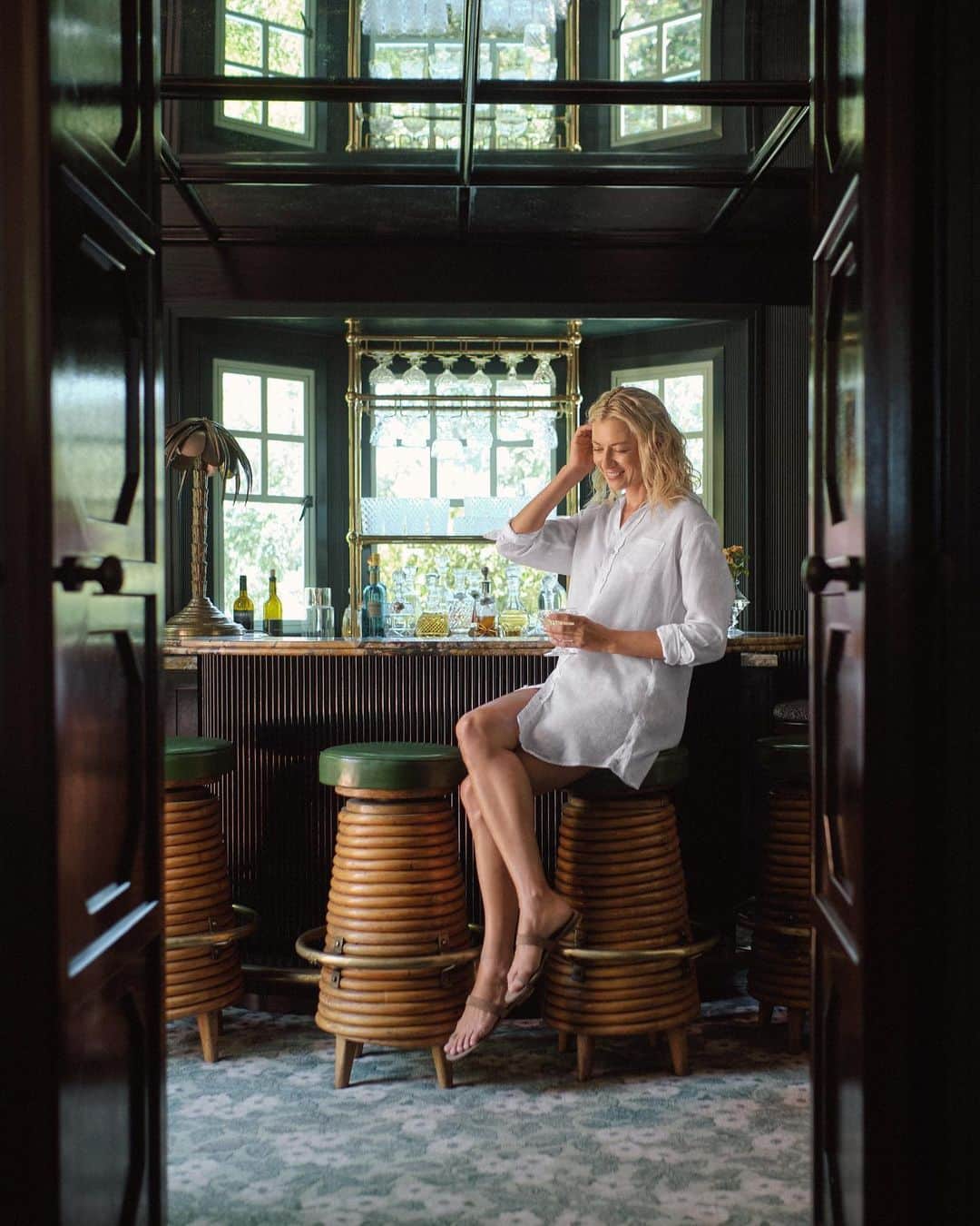 フランク&アイリーンのインスタグラム：「Sometimes keeping things simple makes for space to enjoy the little things. Our White Linen Mary is classic and the perfect thing to throw on when you want to let go and relax. #FrankandEileen」