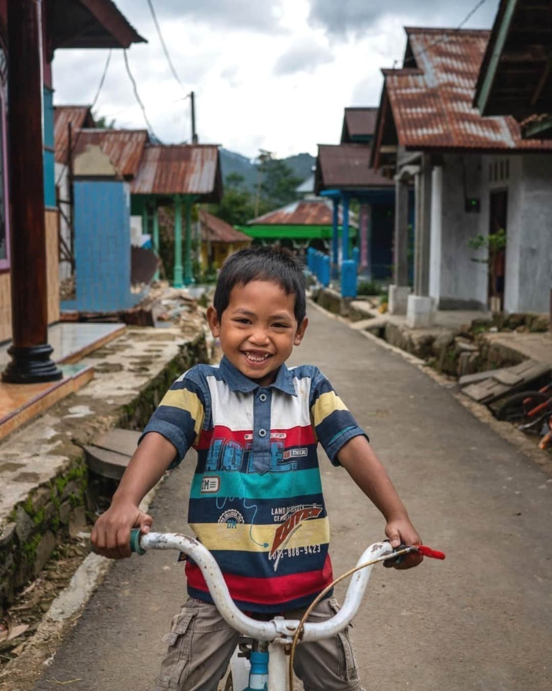 unicefさんのインスタグラム写真 - (unicefInstagram)「Rizki, 4, rides his bike in his village in #Indonesia. Rizki lives in a remote area where many people didn’t have toilets or basic sanitation facilities in their homes. That is changing thanks to the government sanitation programme making universal access to sanitation a priority. © UNICEF/UN0353550/Ijazah」1月9日 1時45分 - unicef