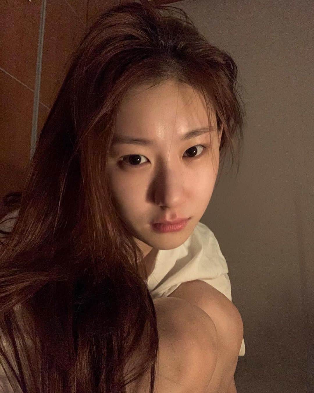 チェリョンのインスタグラム：「goodnight. sleep tight 😴💭」