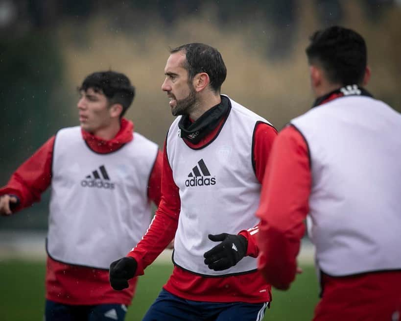 ディエゴ・ゴディンのインスタグラム：「Preparando lo que viene. De vuelta con el grupo.   Preparando quello che viene. Di ritorno col gruppo   💪🔴🔵 #forzacasteddu」