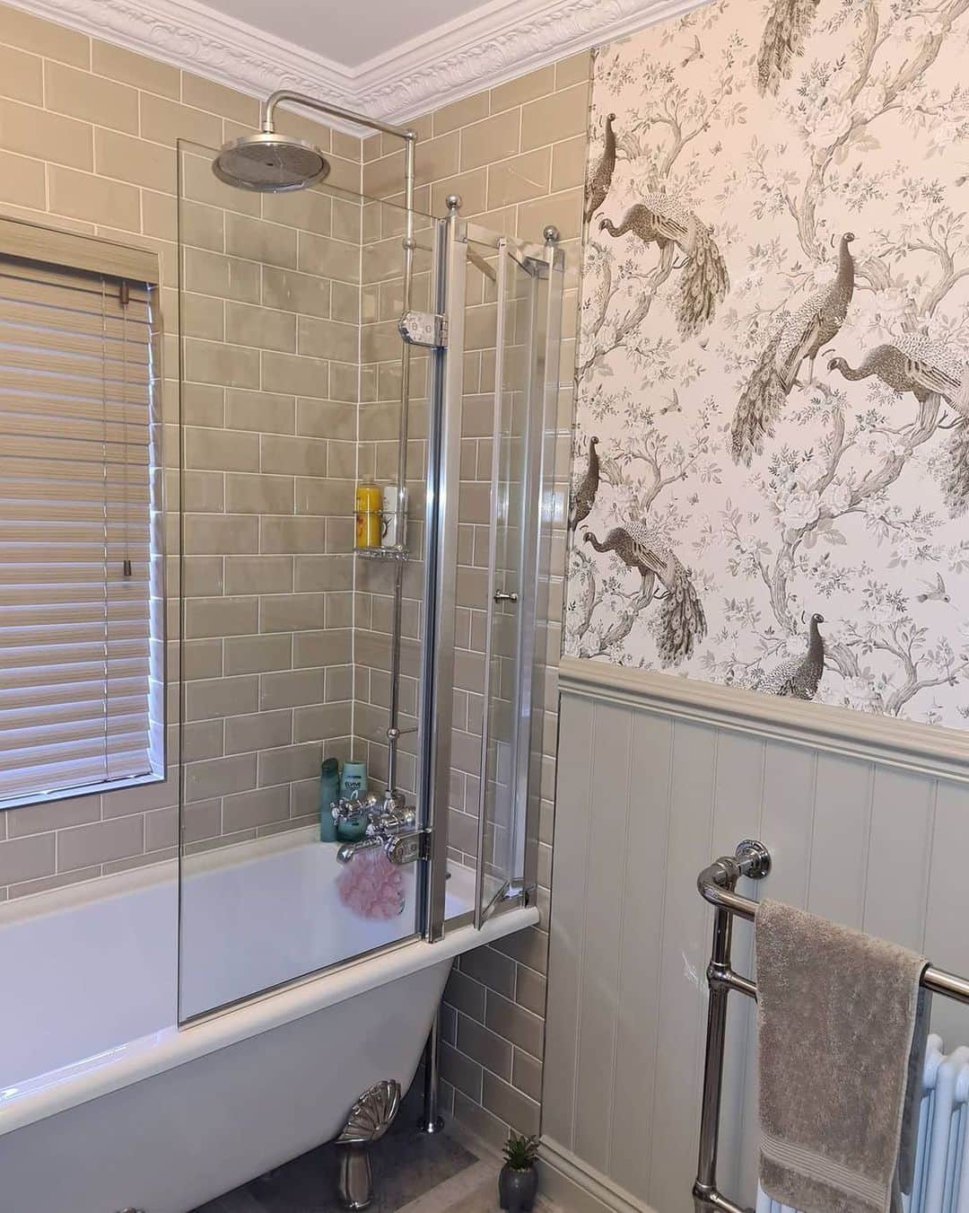ローラアシュレイのインスタグラム：「It's #NationalBubbleBathDay and as we approach the end of the first week of 2021, we can't think of a better reason to enjoy a nice relaxing soak.   📷 by @overdale_home featuring our Belvedere print - returning spring 2021!」