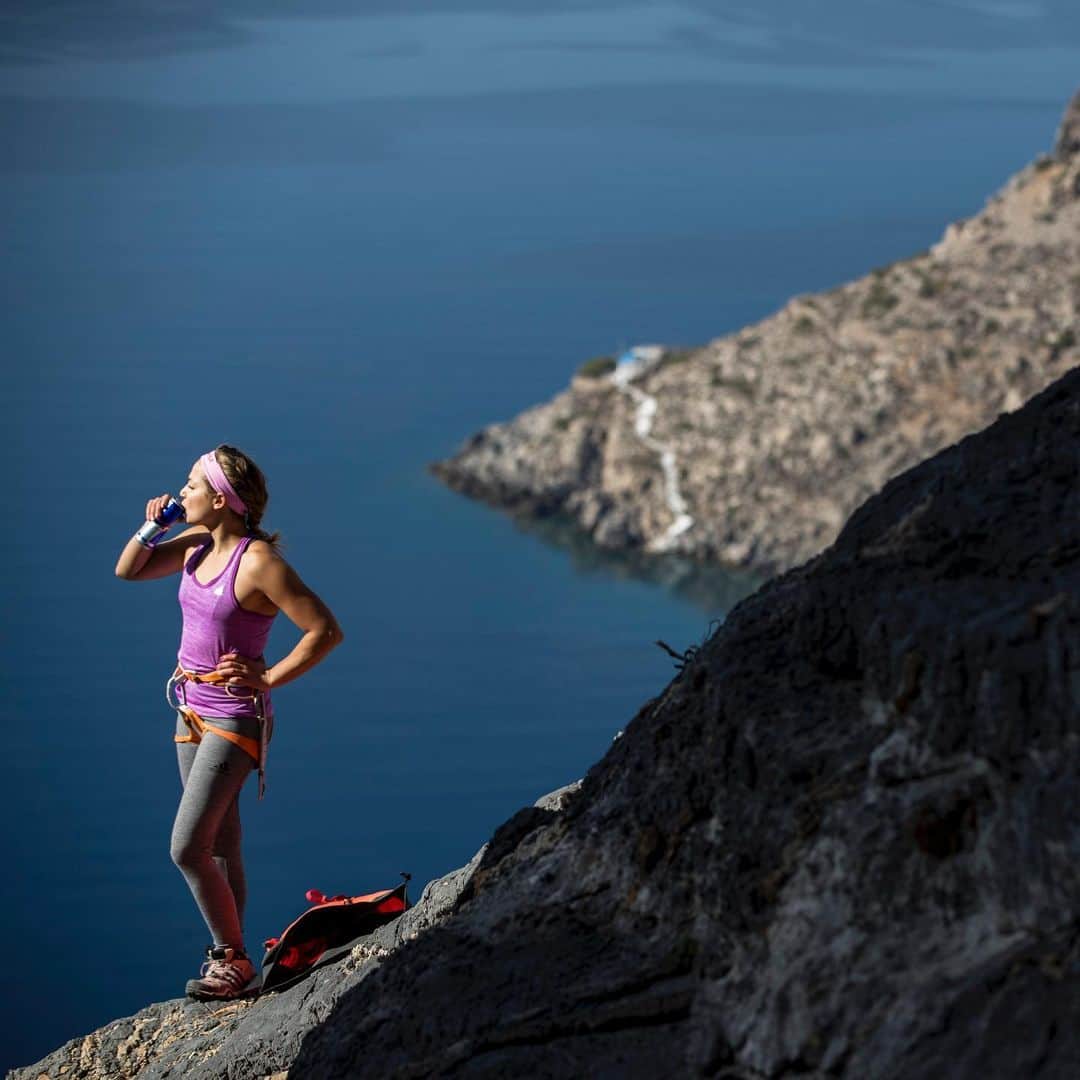 サッシャ・ディギーリアンのインスタグラム：「Here’s to some beautiful views this year 🌟 @redbull by the sea  #kalymnos」