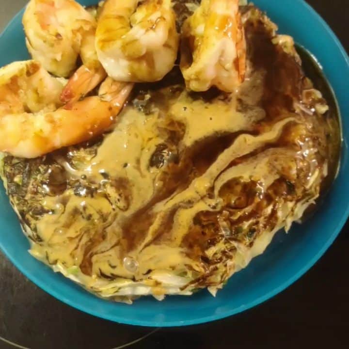 有坂翔太のインスタグラム：「I made late dinner it's okonomiyaki. Used sesami sauce instead of mayonnaise🤣🤣🤣 夜食のお好み焼き！ソースはゴマドレッシングとウスターソースと醤油を数滴」