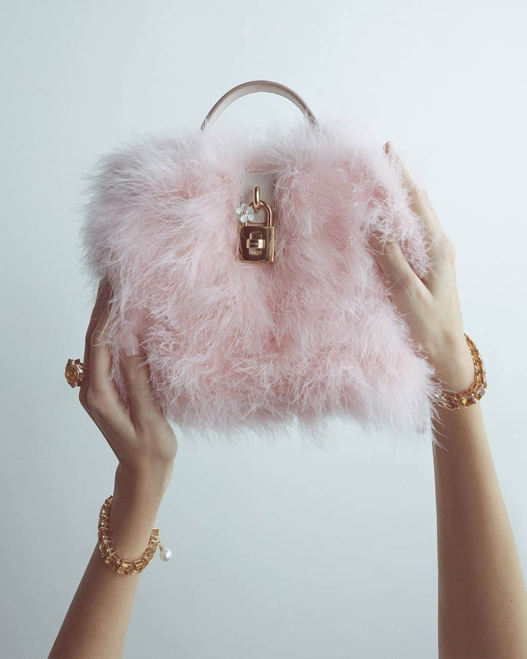 ドルチェ&ガッバーナさんのインスタグラム写真 - (ドルチェ&ガッバーナInstagram)「The Power Pastel collection takes form in a selection of colourful accessories.  Discover the satin #DGDolceBox covered in pink marabou feathers.    Shop the #DolceGabbana bags at the link in bio.」1月9日 2時00分 - dolcegabbana