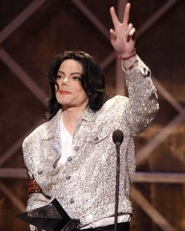 マイケル・ジャクソンさんのインスタグラム写真 - (マイケル・ジャクソンInstagram)「In January of 2002, Michael Jackson won his 22nd American Music Award by being honored as Artist of the Century. What are your favorite Michael songs? Let us know in the comments.」1月9日 2時00分 - michaeljackson