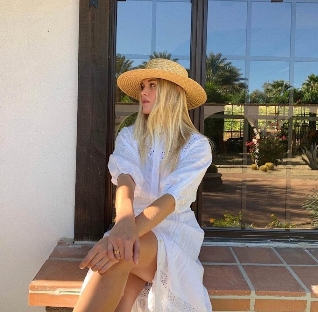 クレオベラのインスタグラム：「We're making 2021 the Year of The Dress. No more uncomfy pants (& no more unzipping our pants after a big meal either). Who's with us?」