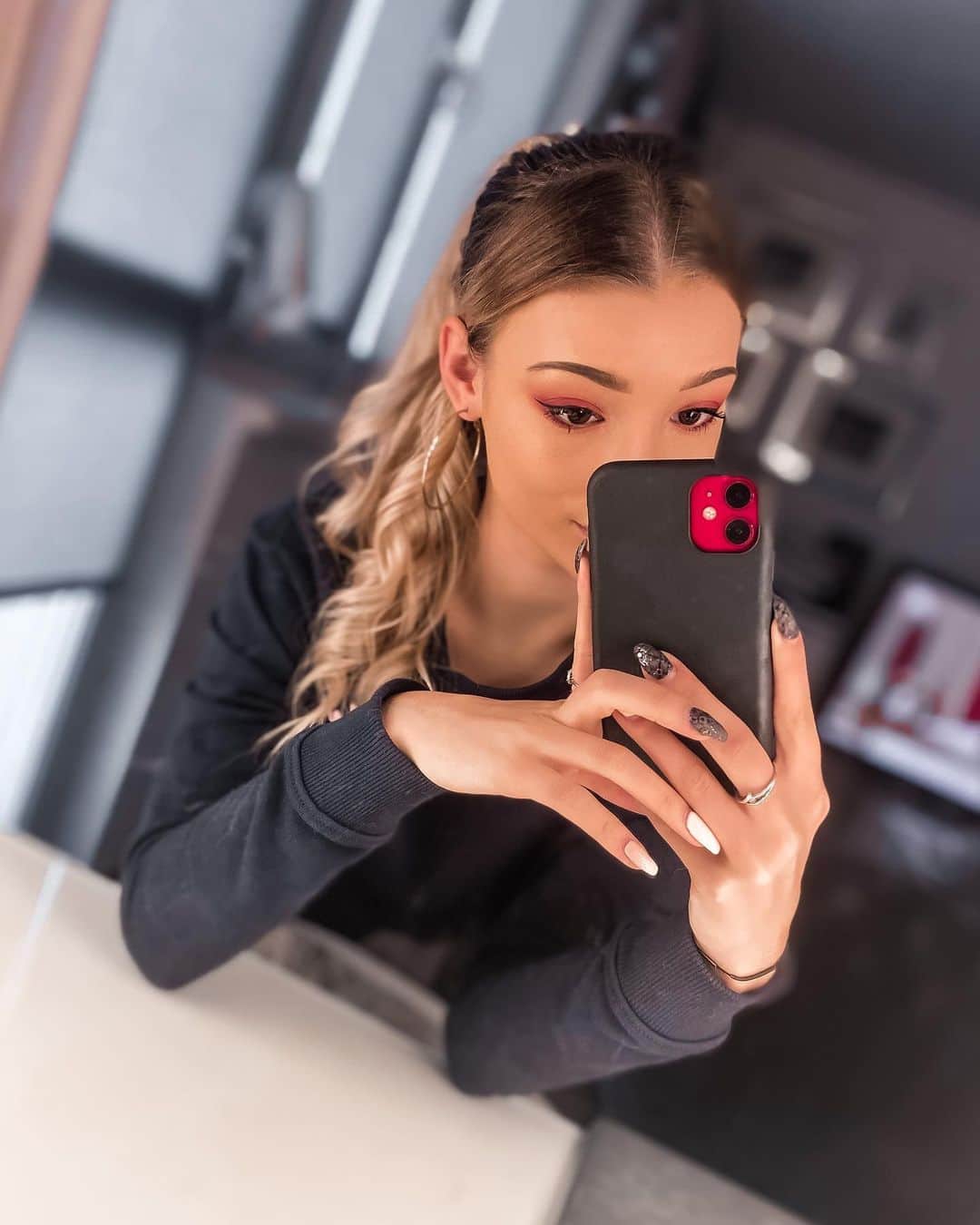 アガタ・クリゲルのインスタグラム：「28.12.2020 ⭐️ Last selfie of 2020 👻  #tb #makeup #mirrorselfie #polishgirl #selfie #me #polskadziewczyna #vscocam #vsco #curlyhair #blonde」