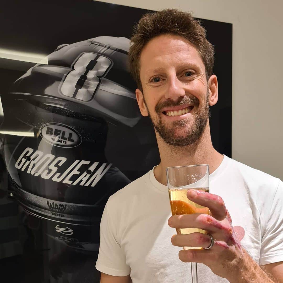 ロマン・グロージャンのインスタグラム：「My wedding ring is back on! 🍾🍾🍾 Is that married for a second time ? Cheers to you all ❤ #r8g #smallbutgoodsteps  @mariongrosjean」