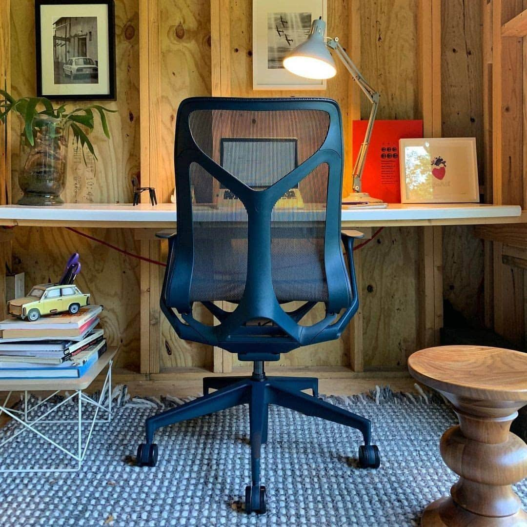 Herman Miller （ハーマンミラー）さんのインスタグラム写真 - (Herman Miller （ハーマンミラー）Instagram)「Working from home looks different for all of us. We love seeing how @timwykeham has transformed his backyard shed into a workspace. Link in bio to shop now (shed not included 😉). https://ms.spr.ly/6176piiwj #hmathome  📸: @timwykeham」1月9日 2時07分 - hermanmiller