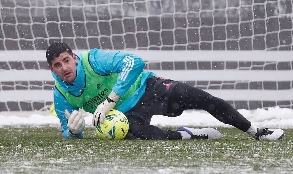 ティボ・クルトゥワのインスタグラム：「Jornada de entrenamiento más blanca que nunca! #HalaMadrid ⛄️❄️🤍」