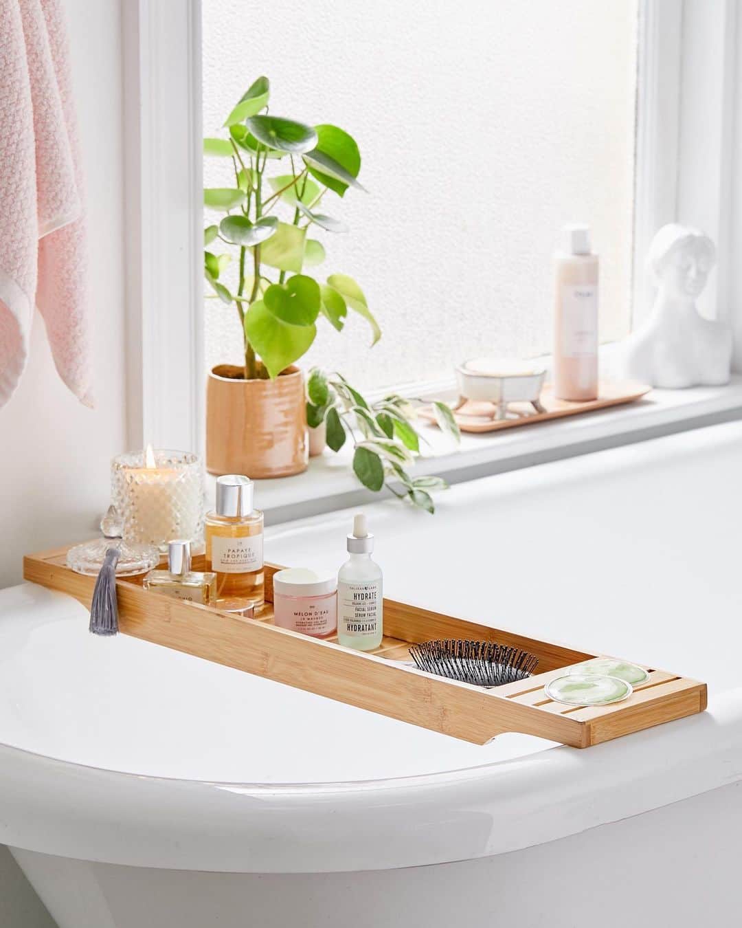 Urban Outfittersさんのインスタグラム写真 - (Urban OutfittersInstagram)「Your bubble bath aesthetic isn't complete without a caddy for all your pampering essentials. 🛁  #UOHome」1月9日 2時07分 - urbanoutfitters