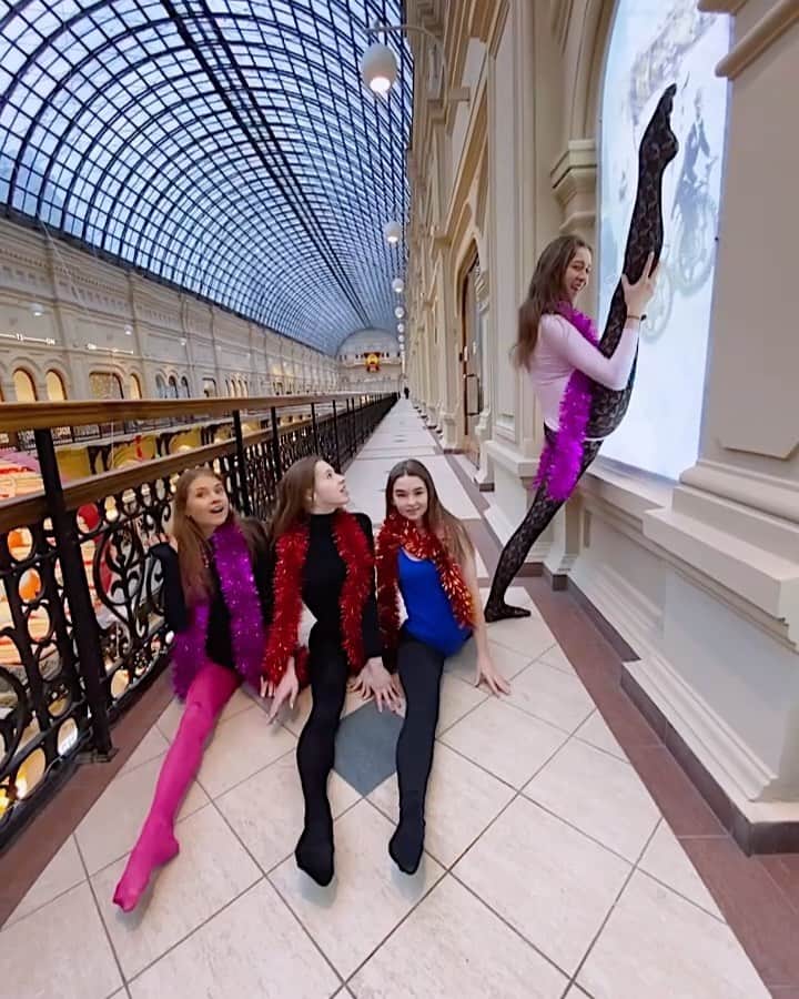 ウリアナ・ドンスコワのインスタグラム：「В TikTok это видео набирает обороты и большое количество просмотров.  До сих пор не понимаю алгоритмы TikTok и что туда лучше залетает.  Кто знает? И может подсказать? Бываю там редко, но иногда метко 😂  Посмотрим, как тут это видео зайдёт )  #stretching #party #НовыйГод #2021」
