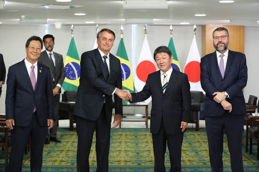 ジルマ・ルセフのインスタグラム：「O Presidente Jair Bolsonaro se encontrou, na manhã desta sexta-feira (8), com Motegi Toshimitsu, Ministro dos Negócios Estrangeiros do Japão. A reunião aconteceu no Palácio do Planalto.  Fotos: Marcos Corrêa/PR」