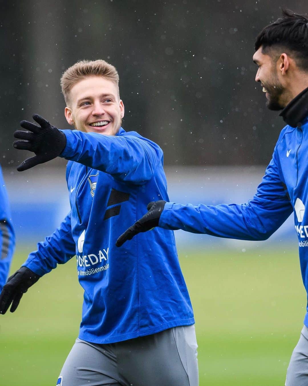 ヘルタ・ベルリンのインスタグラム：「Friyaaaaay! 😁😁🤜🤛 . . #fridaymood #HaHoHe #herthabsc」