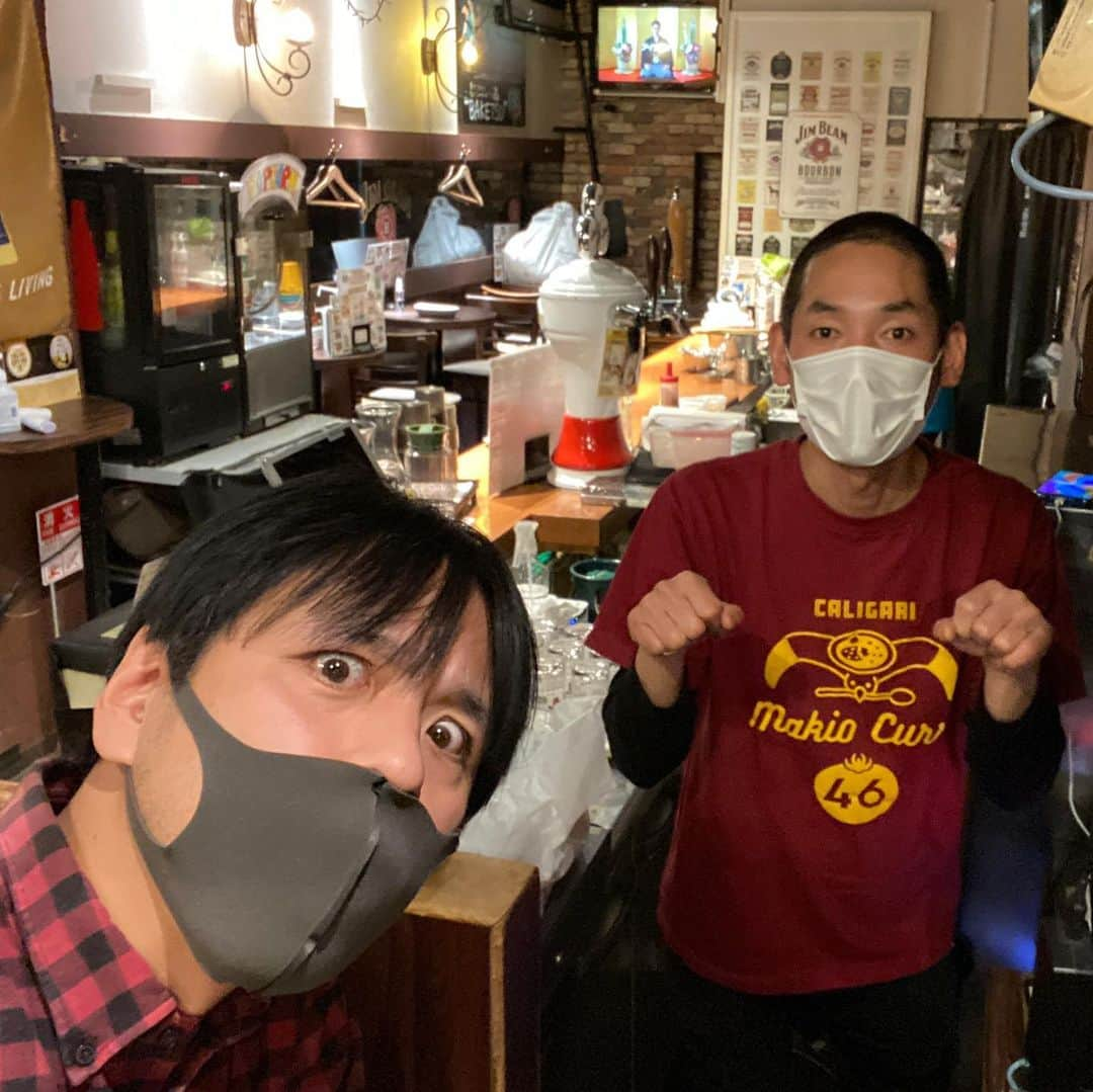 藤井ペイジのインスタグラム：「今日面白かったのは、年明け初めてカリガリマキオカリー新宿店に行ったら「１ヶ月で６００杯売るノルマ、さっきクリアしたんですよ！」と、しろうが喜んでたけど、今日だけだと１４杯しか売れてなかったこと。あかんやん！トマト！ #カリガリマキオカリー #エルシャラカーニ」