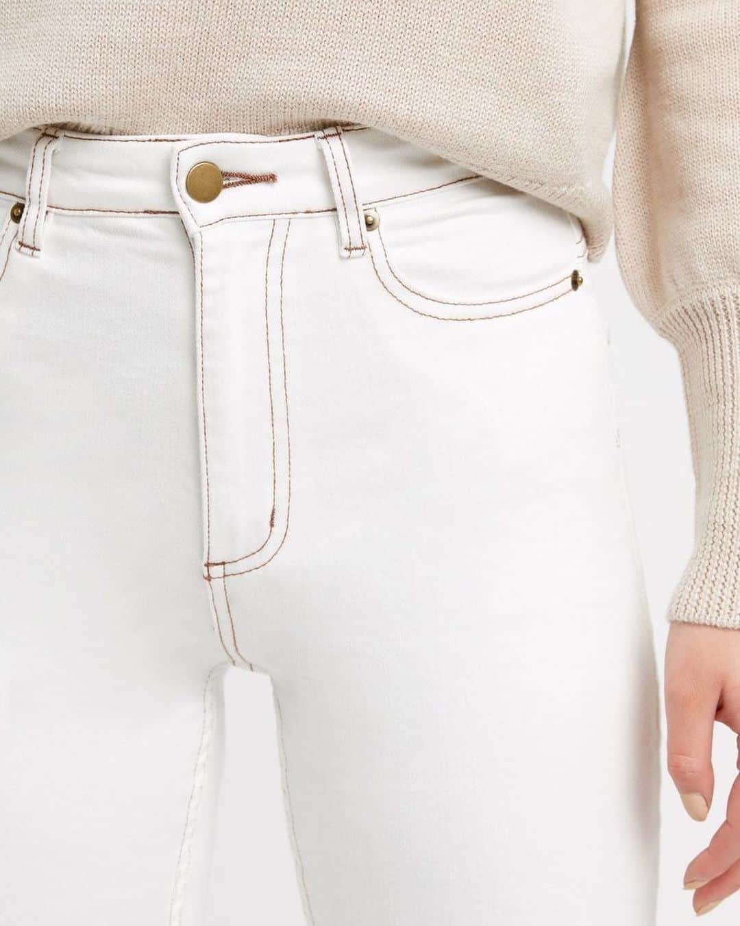 クーカイのインスタグラム：「Une taille mi-haute, un denim légèrement délavé, le jean Freya est un intemporel qui rafraîchira votre look.   #newco #kookai #PE21 #nouvellecollection」
