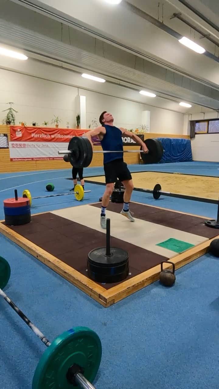 のインスタグラム：「Coach wrote: „28tons in sum3 rounds and some additional...good job. Enjoy the weekend.“ 👻😄🚀 #fridaywod #javelin #workout #fridayworkout #wework #jenjavelin #athletics #barbells @eleikodach」