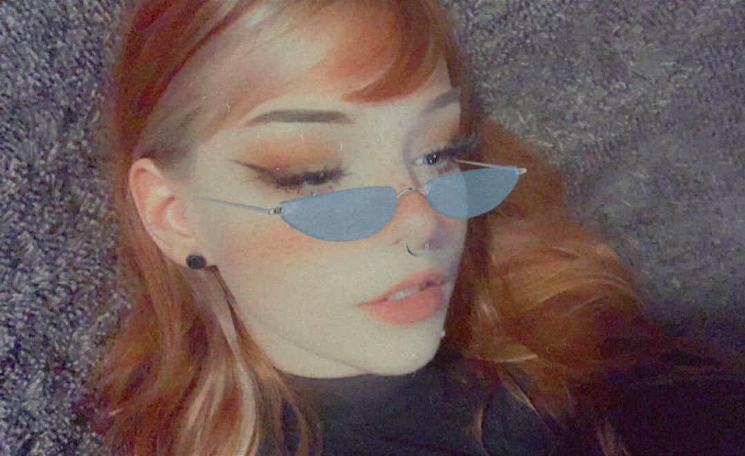 Nicole Eevee Davisさんのインスタグラム写真 - (Nicole Eevee DavisInstagram)「Here I thought I was serving looks, but really I just come off like I’m trying to swoop in and steal Steve Jobs’ slick ass turtleneck thin glasses wombo combo swagalicious attire. Anyways long story short, I’m the Genius you’re looking for, how can I replace your iPhone today? 👩‍💻👓🐢」1月9日 2時39分 - eeveedavis